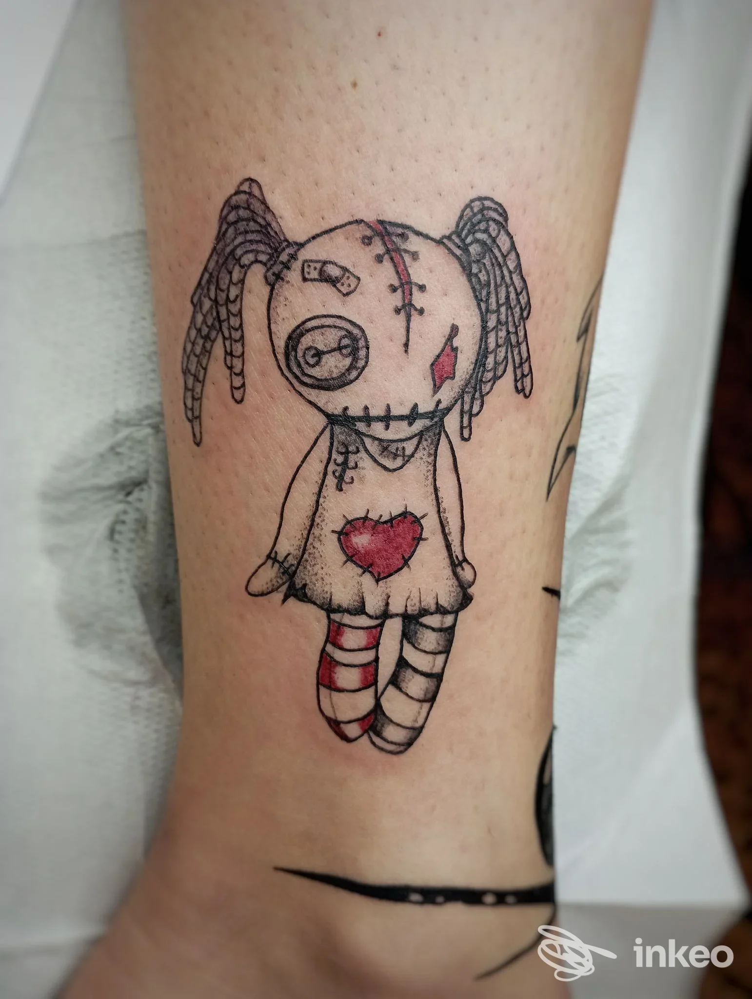 Tatuaggio di una bambola cucita sull'avambraccio. Chimera tattoo studio, Firenze.