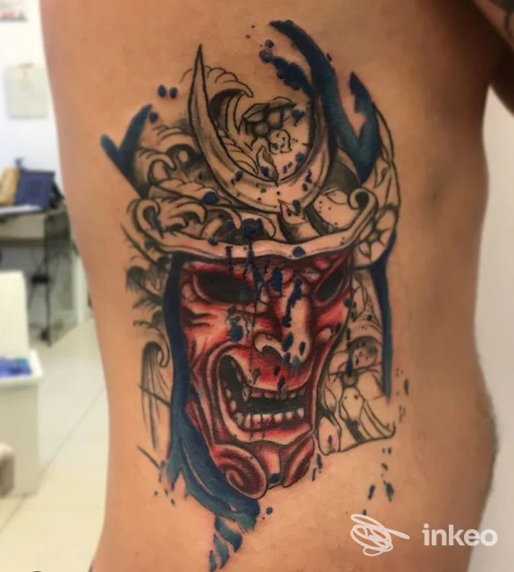 Tatuaggio a tema maschera/volto con elmo sul fianco, Chimera tattoo studio, Firenze
