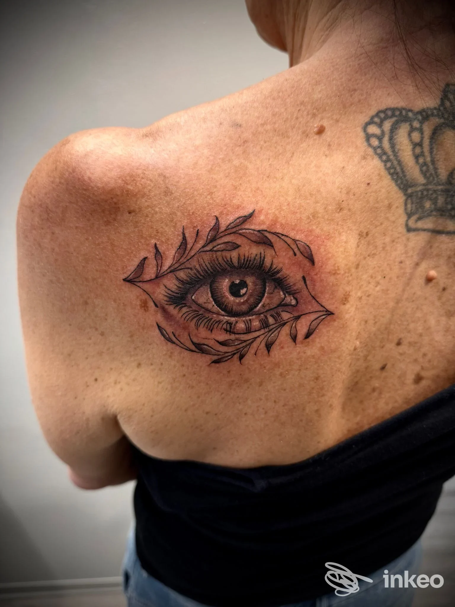 Tatuaggio di un occhio stilizzato sulla scapola, fotografia inviata da Al Tattoo Studio, Firenze.