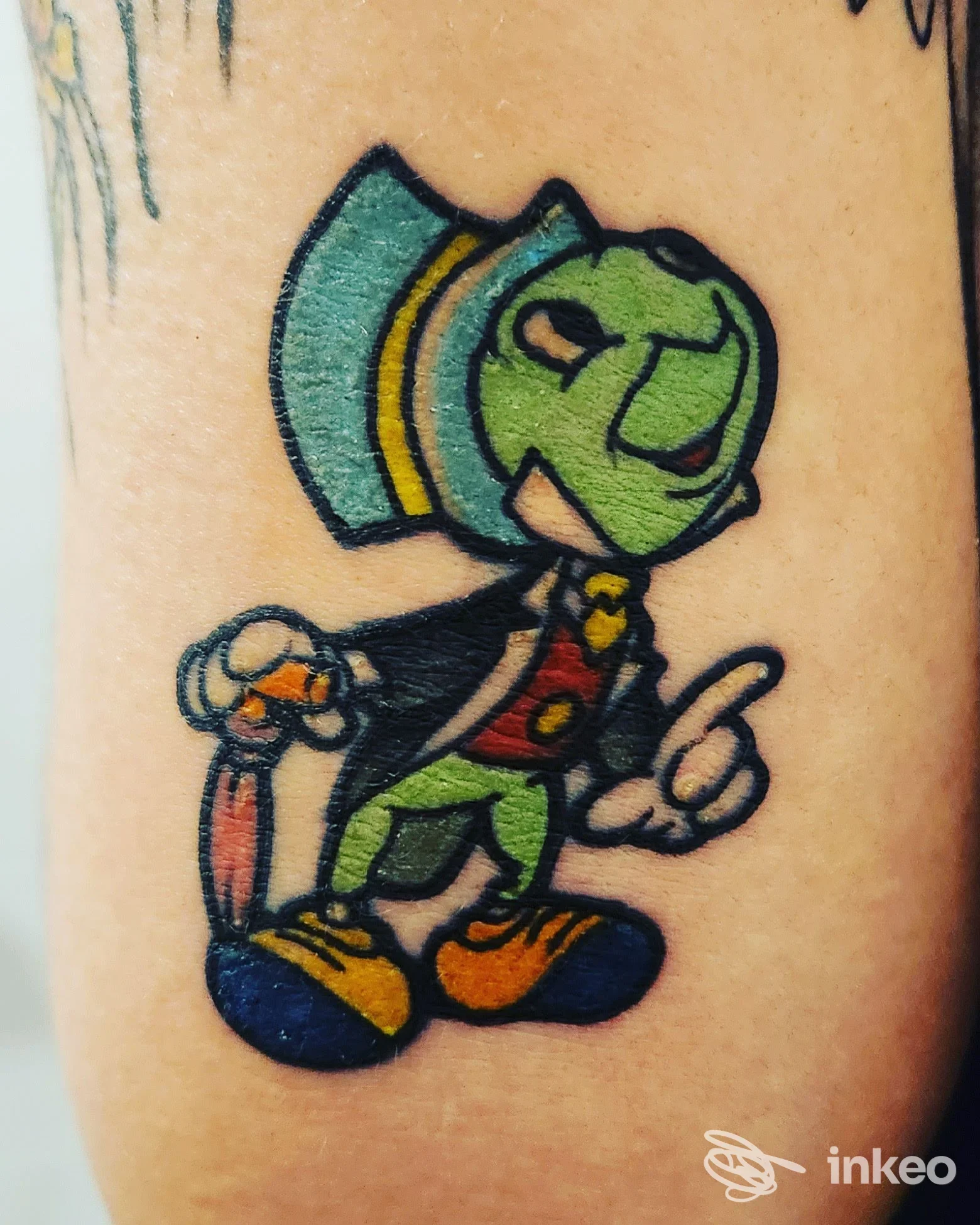 Tatuaggio colorato in stile cartoon su avambraccio, Con Safos Tattoo, Ponsacco.