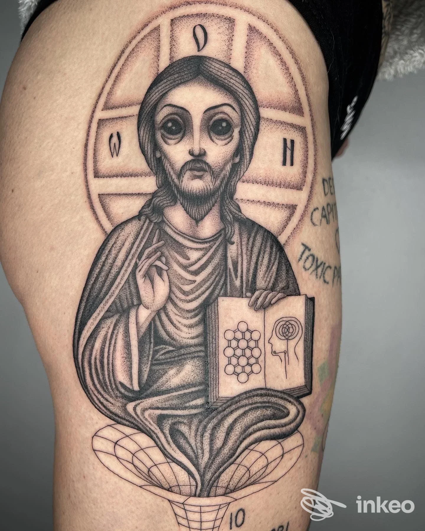 Tatuaggio nero/grigio su coscia raffigurante figura sacra, Cry Baby Tattoo Parlour, Arezzo.