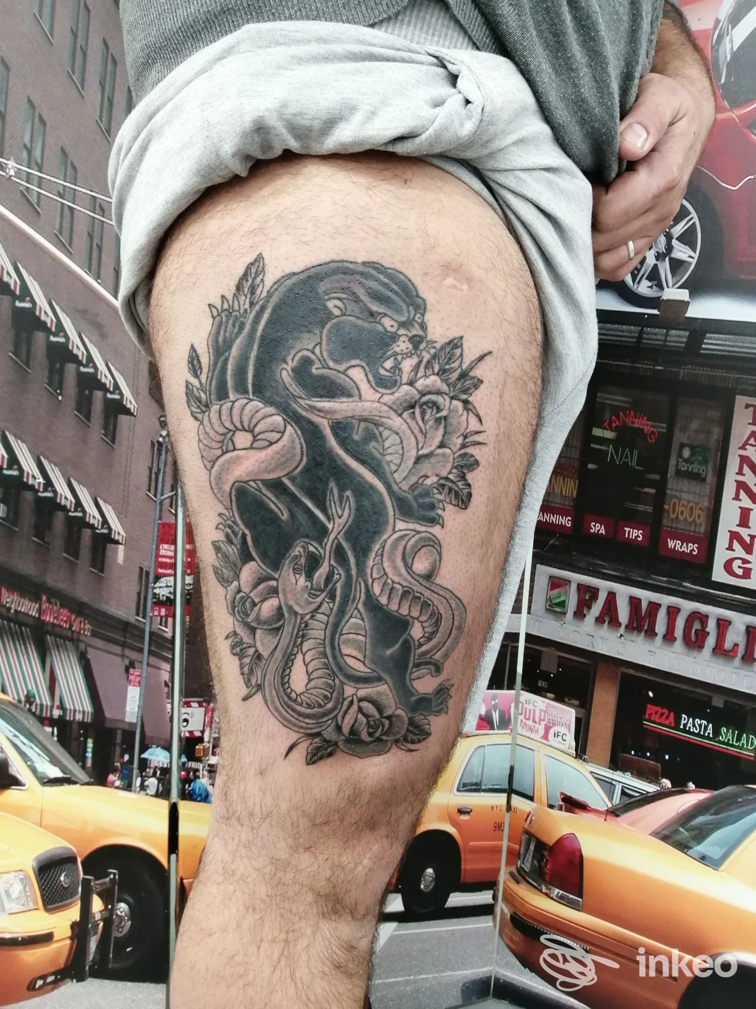 Tatuaggio su coscia rappresentante una pantera e serpenti, foto inviata da Cuore Nero - Tattoo e Piercing, Livorno.