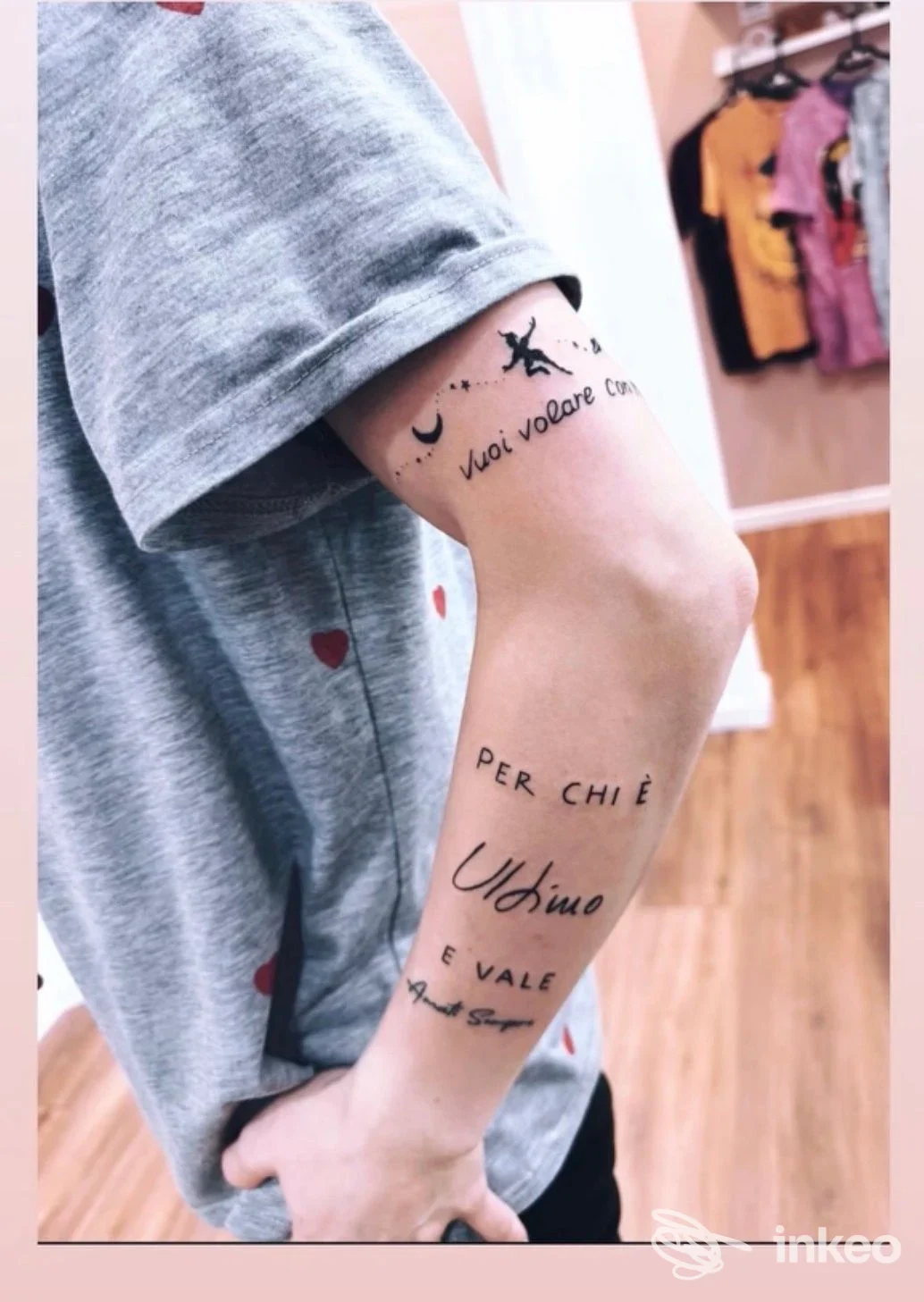 Foto di un avambraccio tatuato con scritte e un piccolo aereo, DATE TATTOO STUDIO, Sansepolcro.