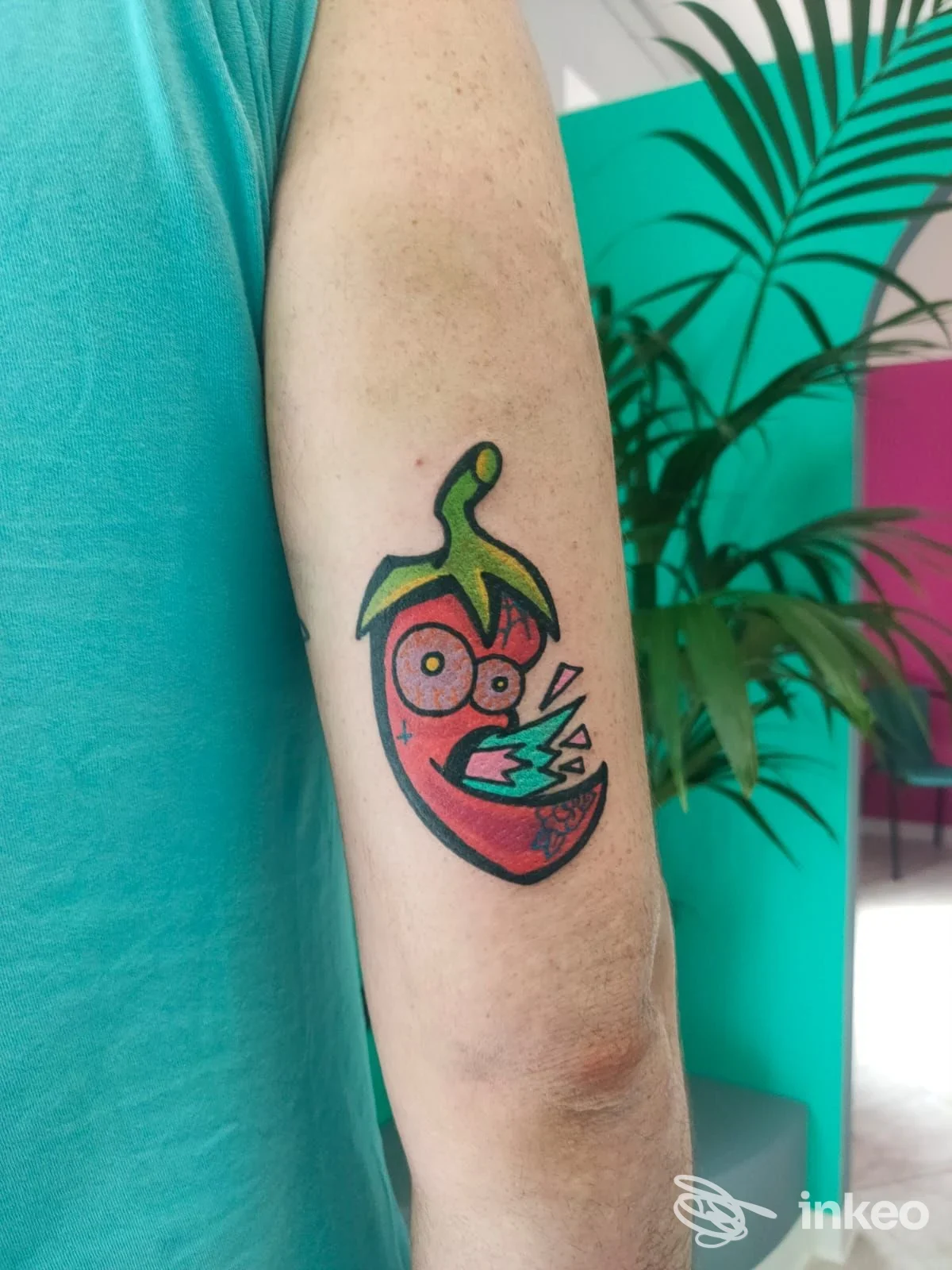 Tatuaggio colorato a forma di peperoncino stilizzato sull'avambraccio, Dreamland Tattoo House, Sansepolcro.