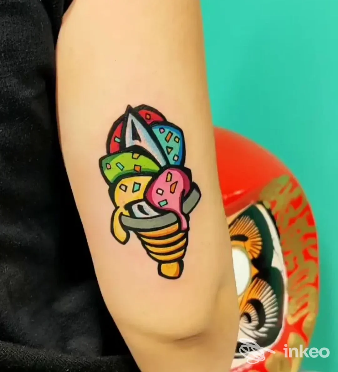 Tatuaggio colorato a cono gelato sull'avambraccio, Dreamland Tattoo House a Sansepolcro, foto nitida e colori vivaci.