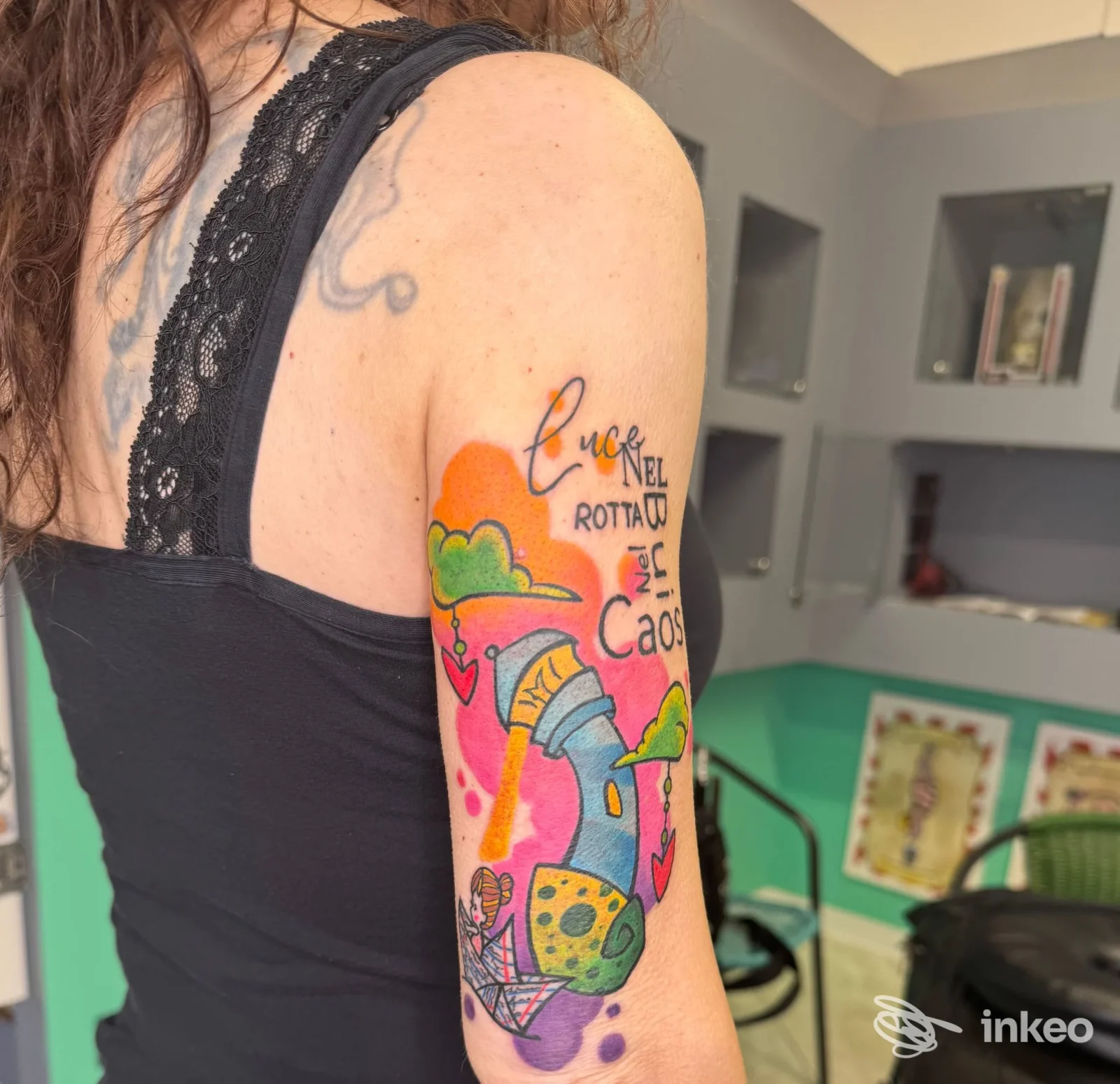 Braccio sinistro con tatuaggio colorato fotografato allo studio Dreamland Tattoo House a Sansepolcro.