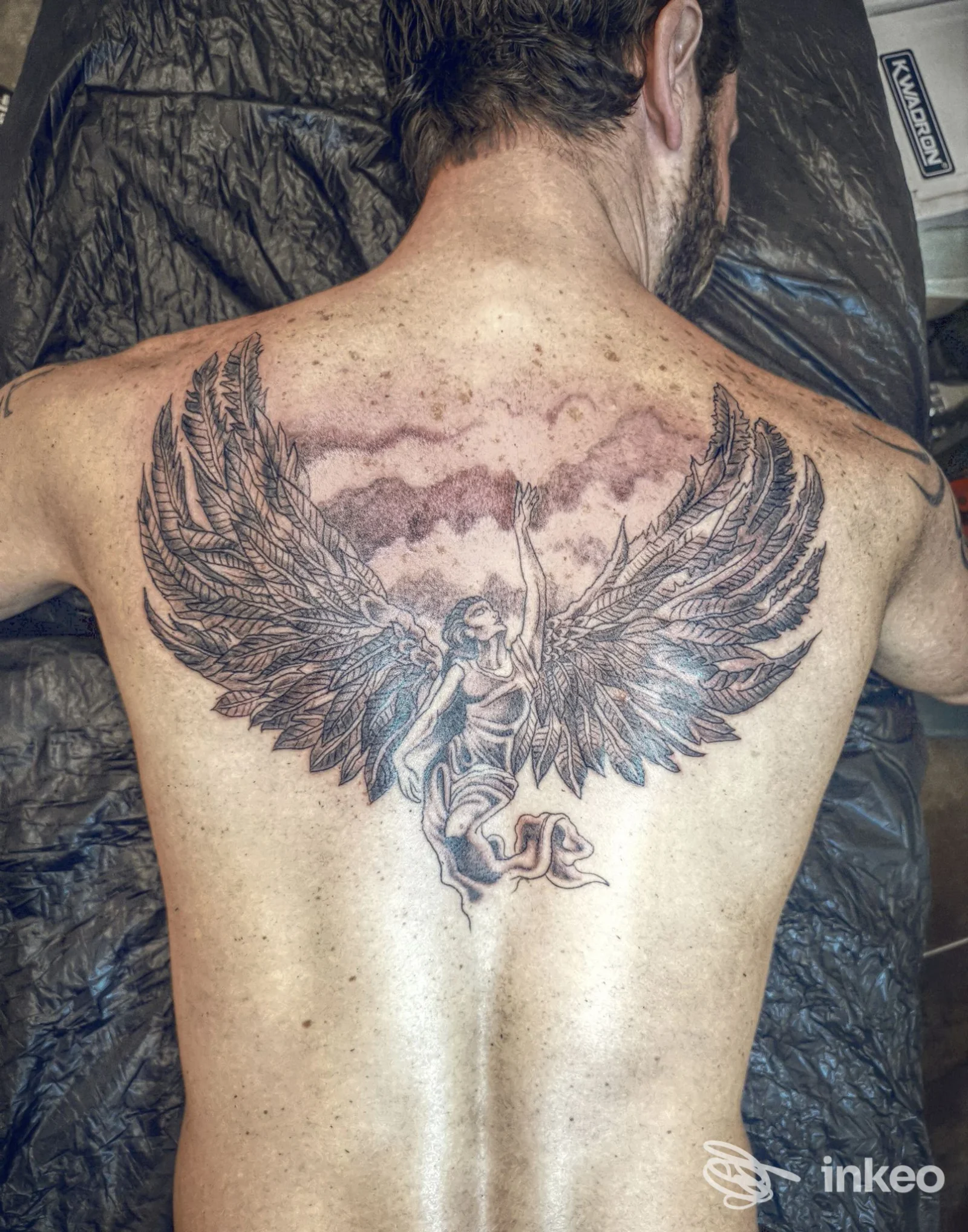 Ampio tatuaggio alato sulla parte superiore della schiena, foto inviata da ElCagliador Tattoo Studio, Firenze.