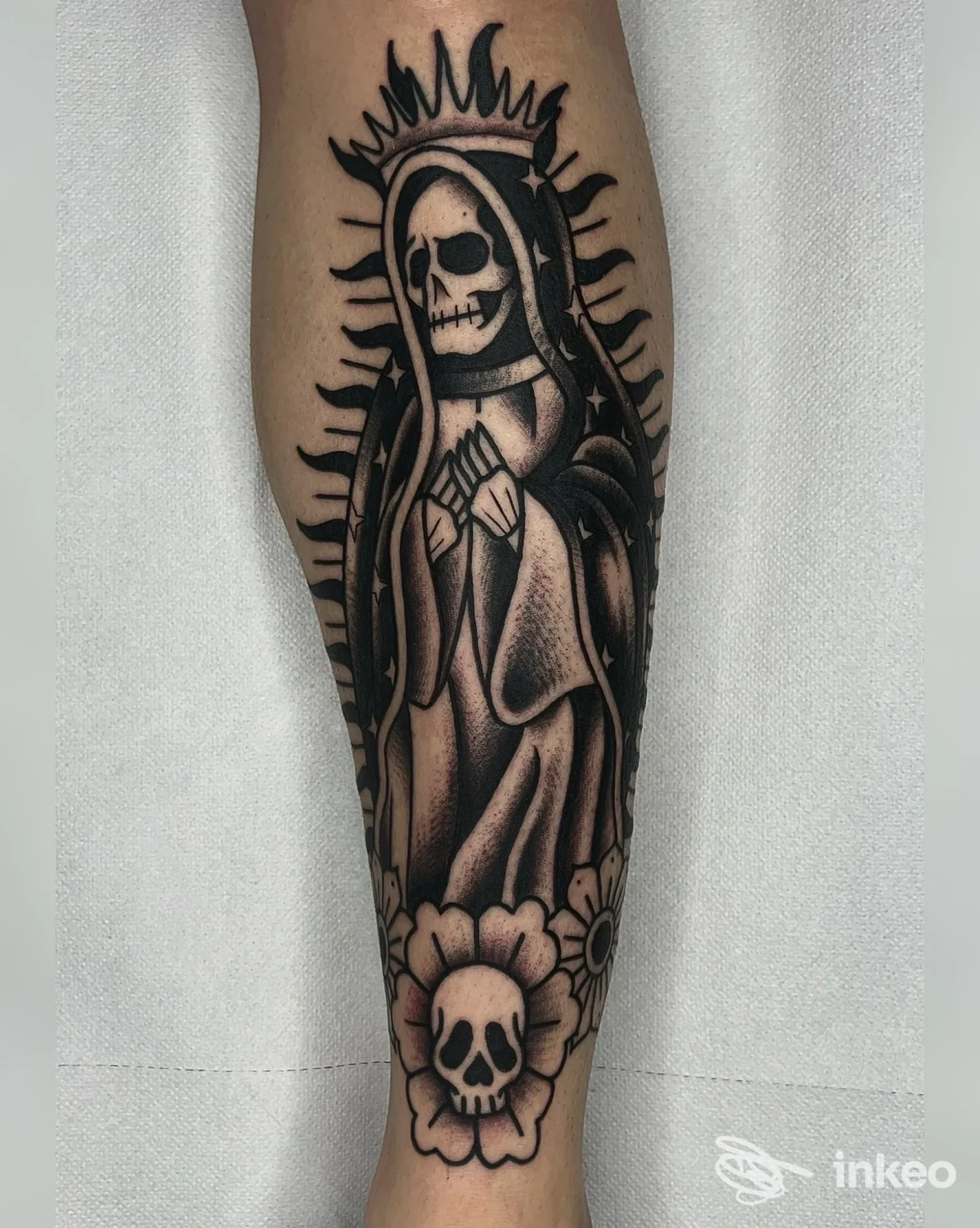 Grande tatuaggio blackwork sul polpaccio raffigurante una Madonna scheletrica; foto fornita da DAIMON tattoo & art factory, Lucca.