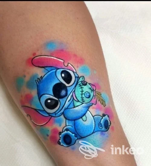 Tatuaggio colorato raffigurante Stitch sull'avambraccio, Delectasti Studio d'Arte Tatuatoria, Carrara.