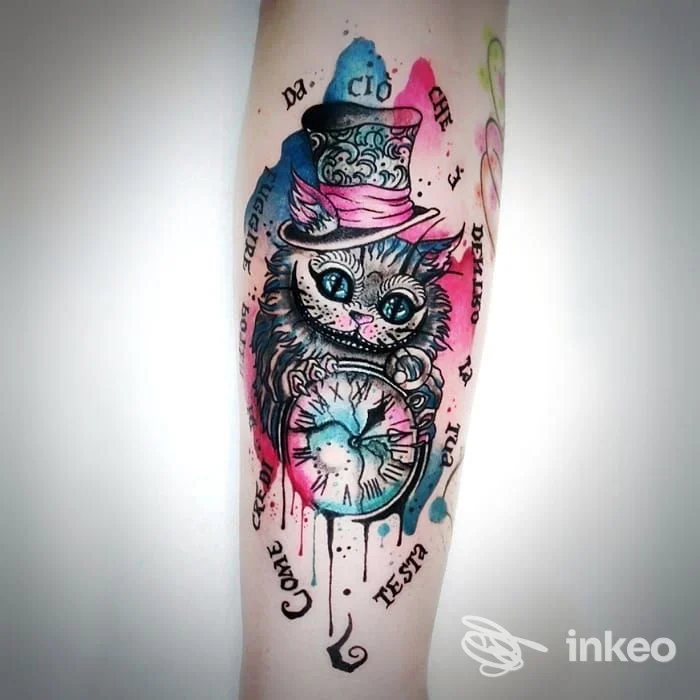 Tatuaggio acquerello di un gatto con orologio sul avambraccio, realizzato da Delectasti Studio d'Arte Tatuatoria a Carrara.