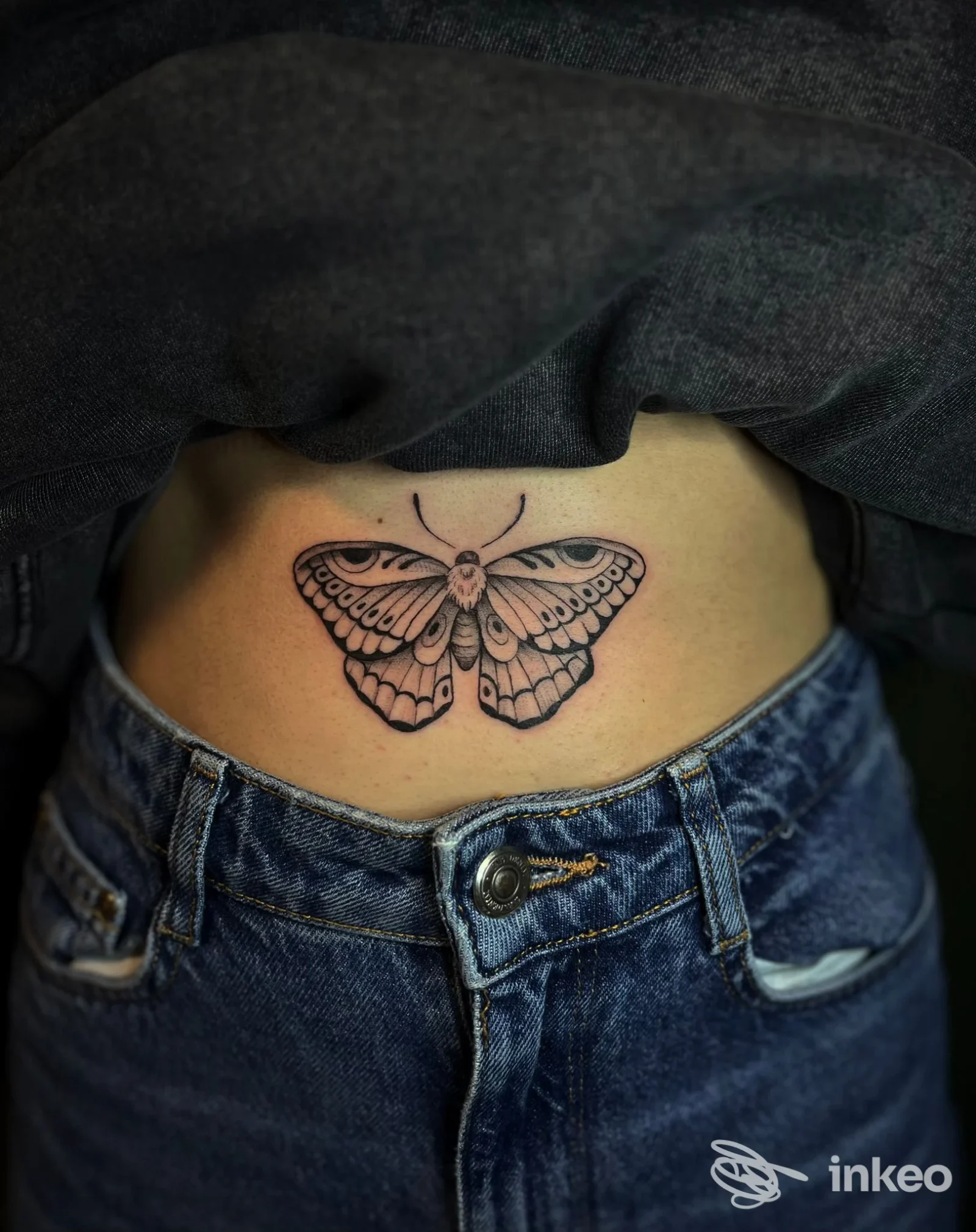 Farfalla tatuata in nero sull'addome inferiore, foto di ForeverInk Tattoo, Lucca
