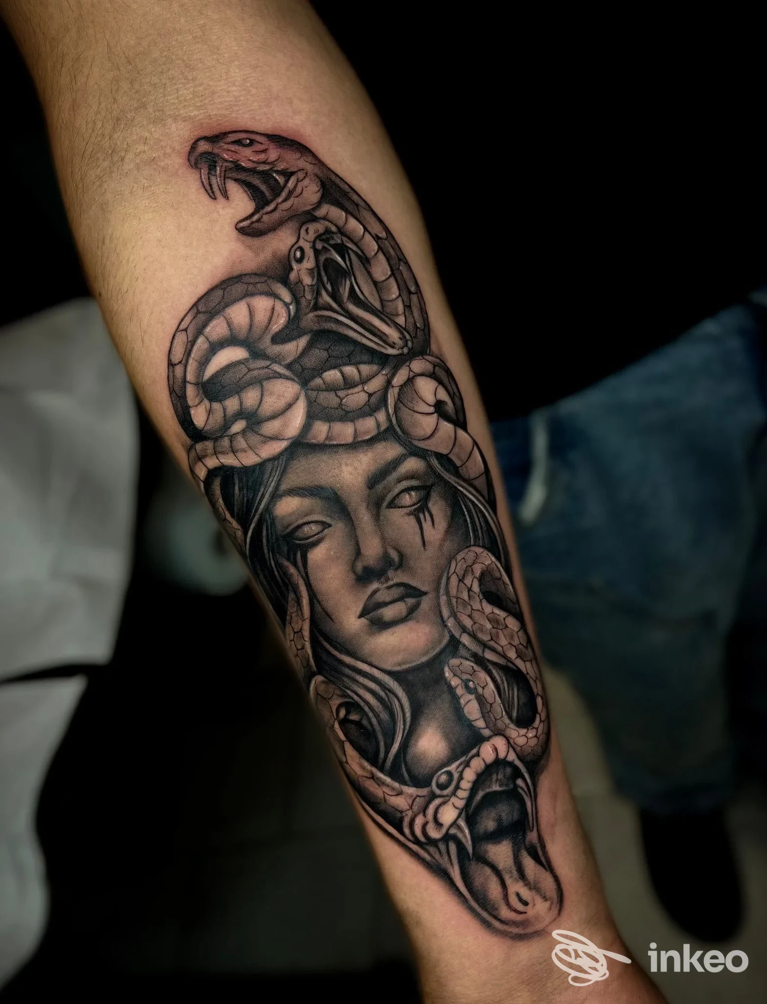 Tatuaggio black&grey su avambraccio con volto femminile e serpenti, ForeverInk Tattoo, Lucca.