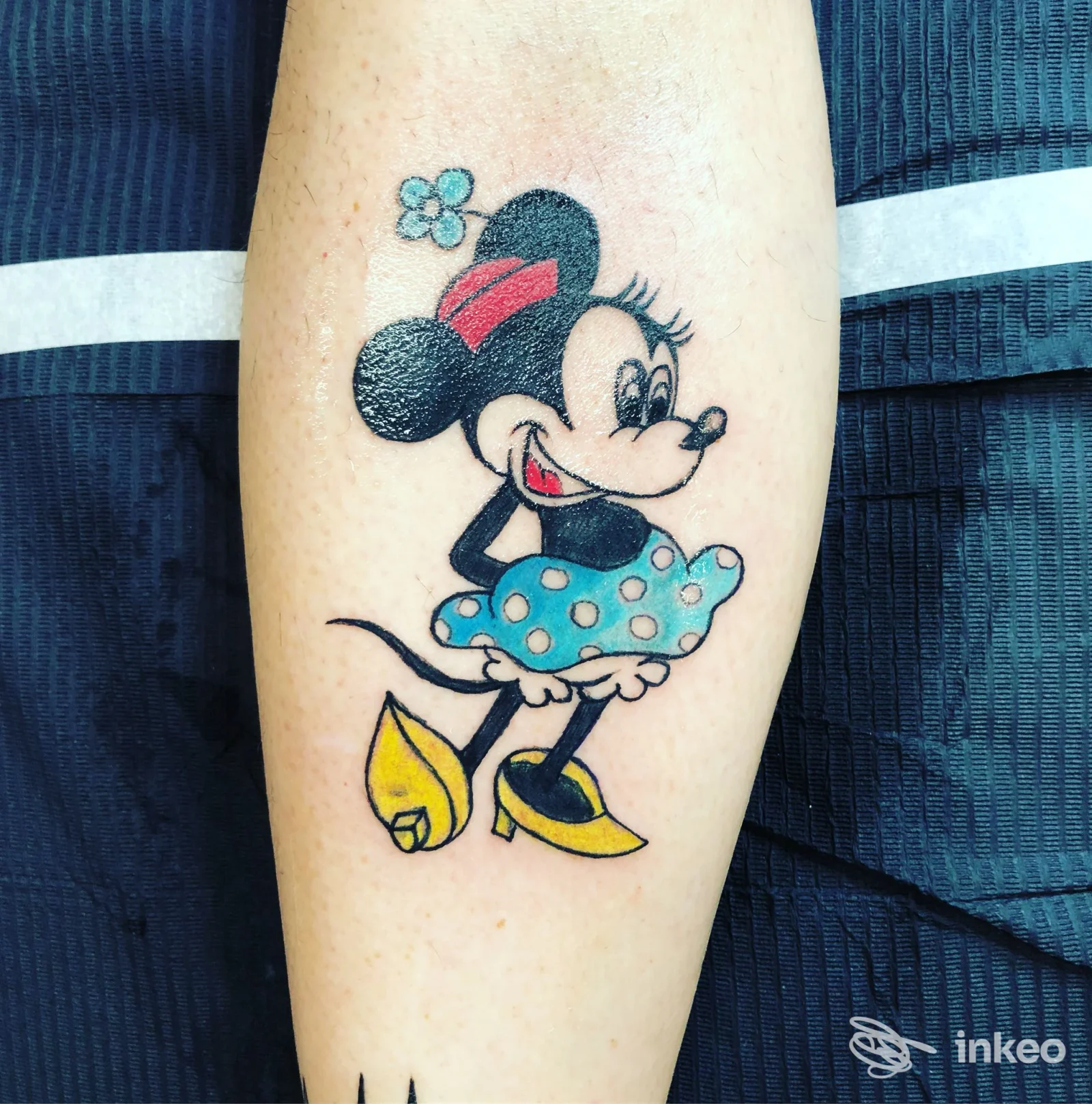 Tatuaggio colorato di Minnie Mouse sul polpaccio, realizzato da Freedom Tattoo a Pistoia.