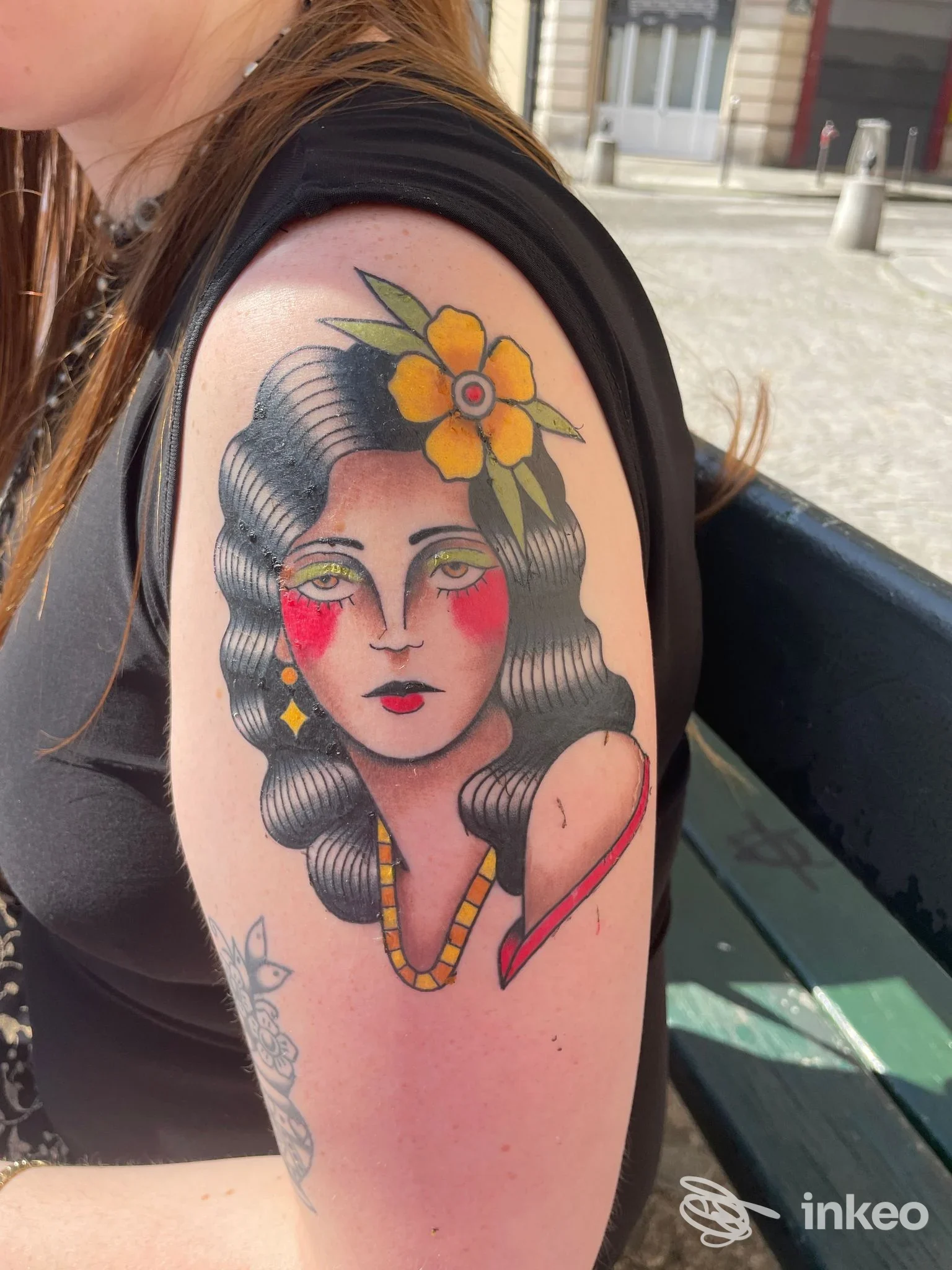 Tatuaggio figurativo di una donna sul braccio superiore, foto fornita da Holy Diver Tattoo, Firenze.