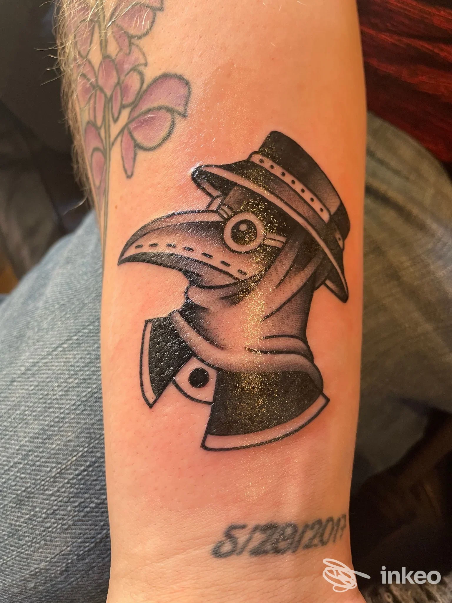 Tatuaggio raffigurante un medico della peste in bianco e nero sull'avambraccio, ripreso frontalmente. Foto inviata da Holy Diver Tattoo, Firenze.