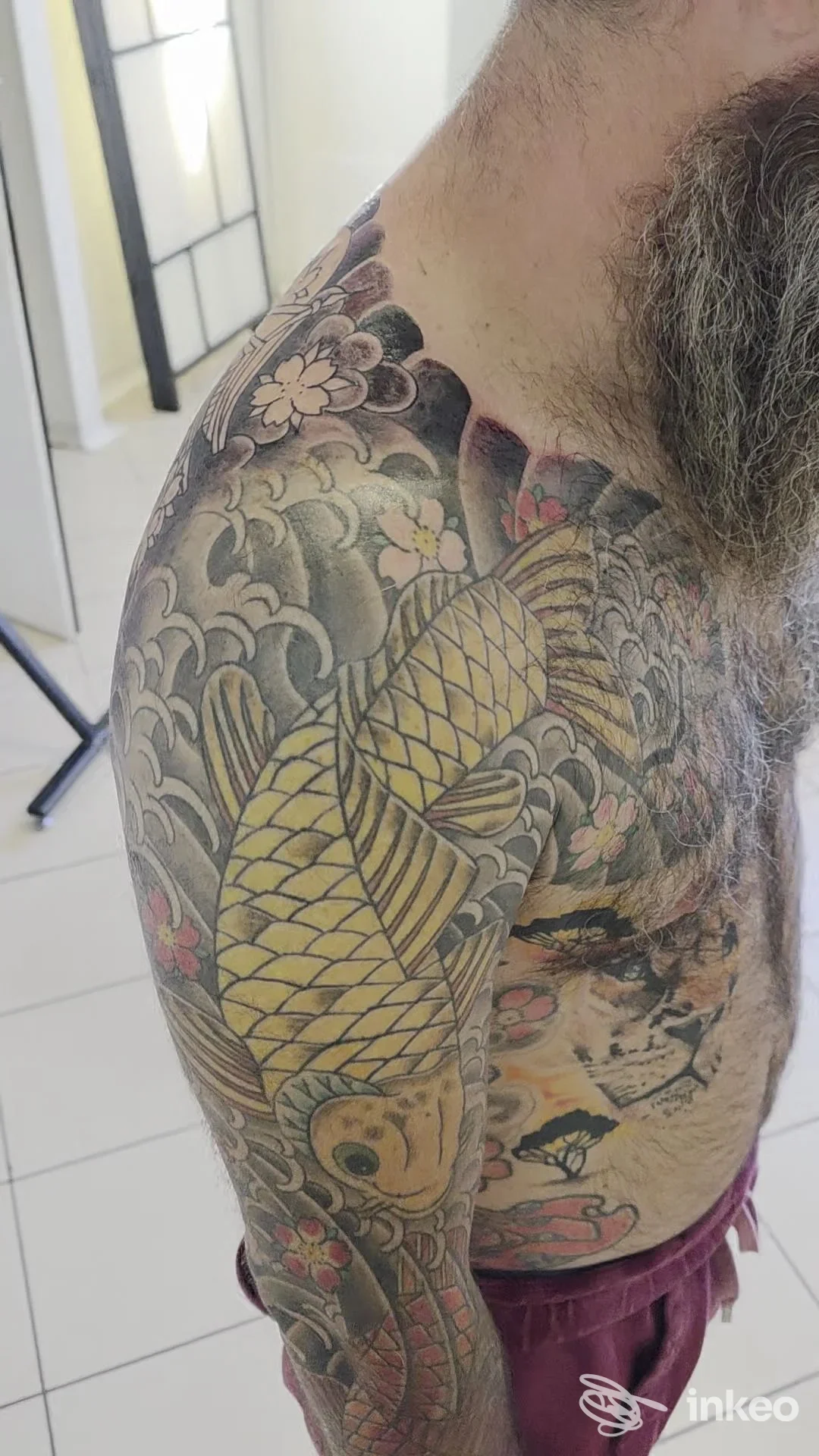 Ampio tatuaggio in stile giapponese con carpa gialla su spalla, braccio e pettorale di un cliente. I.K.T TATTOO, Pistoia.