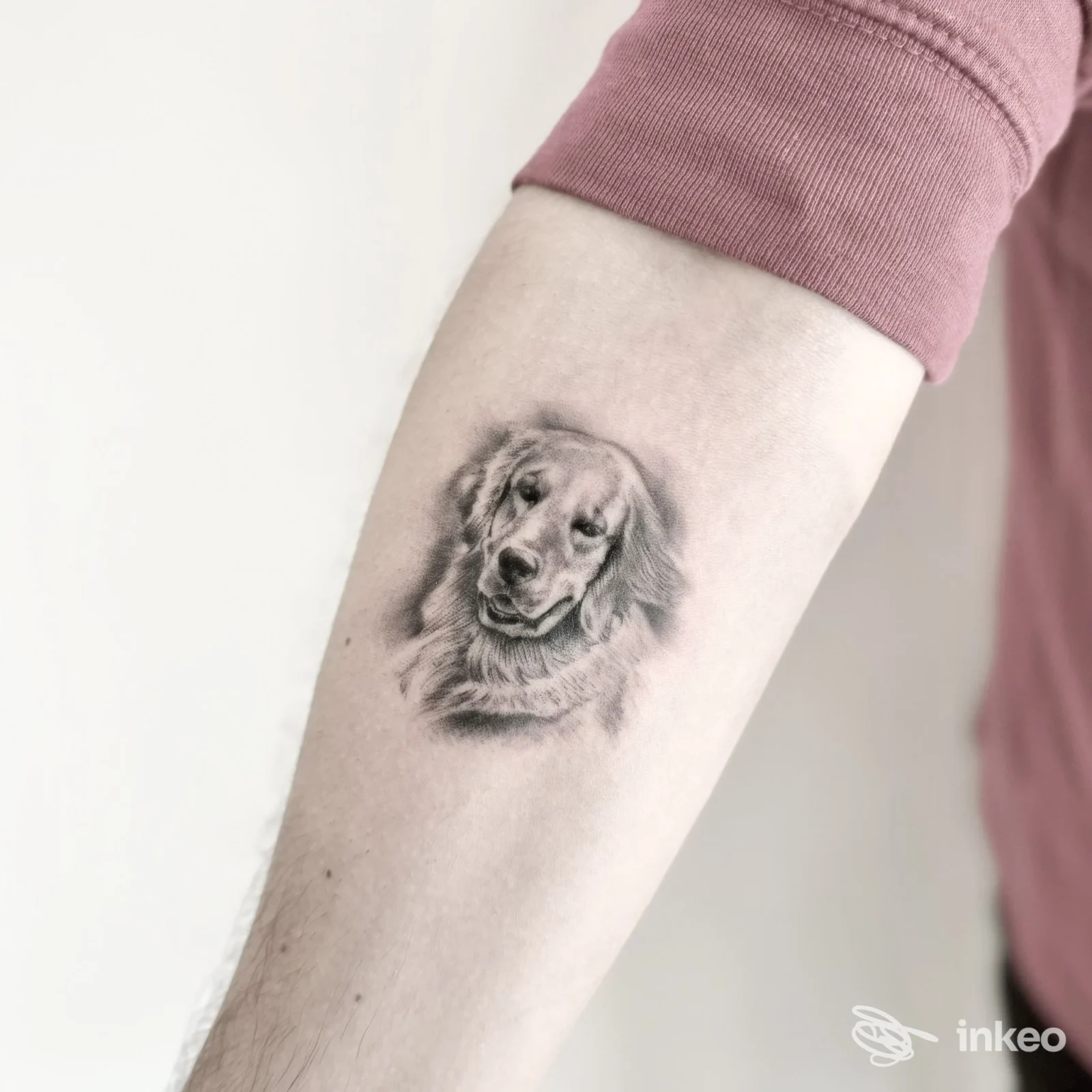 Tatuaggio ritratto realistico di un cane sull'avambraccio interno. INK LAB 22 TATTOO STUDIO, Poggibonsi.