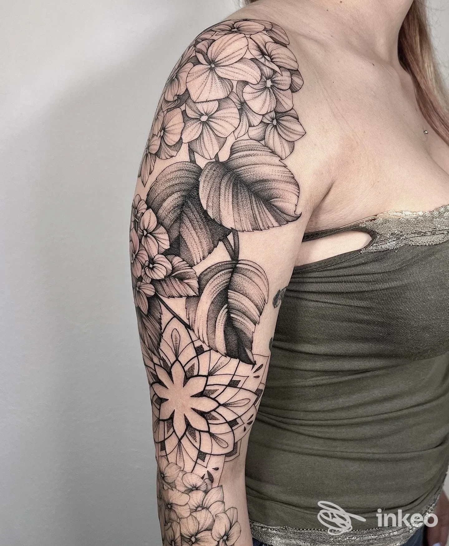 Tatuaggio floreale in nero su spalla e braccio, foto fornita da Efi Artist Tattoo&Jewels a Montecatini Terme.