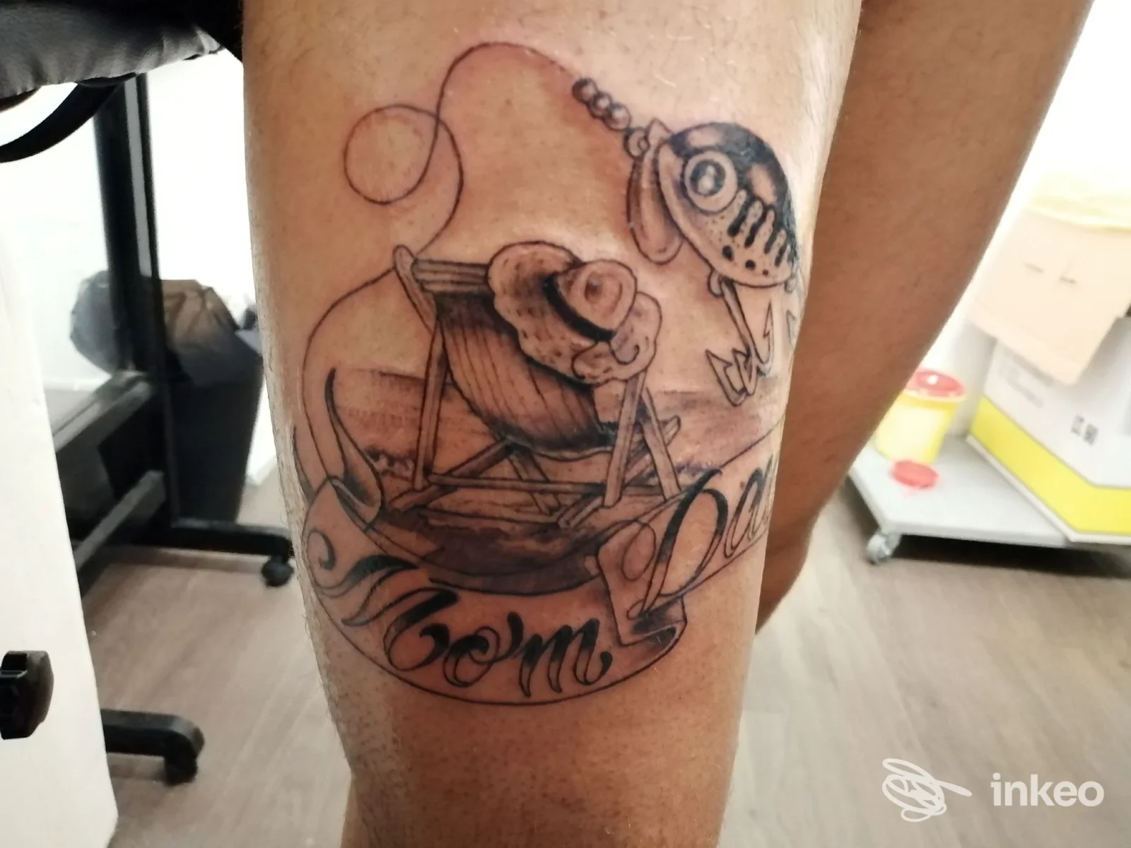 Tatuaggio su polpaccio con scena nautica in nero su pelle, foto inviata da Inkrinato Tattoo Studio, Pisa.