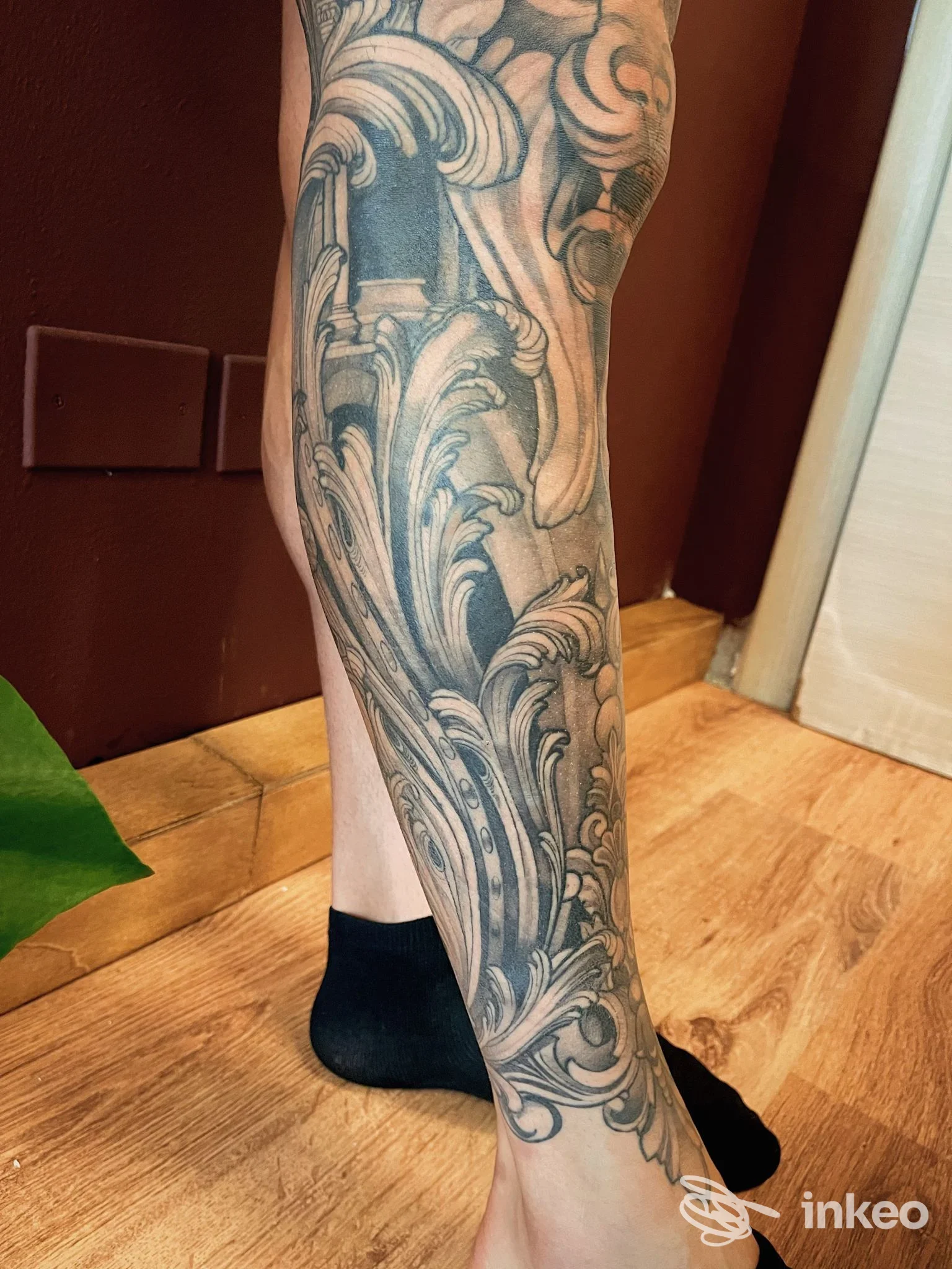 Tatuaggio ornamentale in bianco e nero su polpaccio e caviglia, foto fornita da Inlè Tattoo Studio, Lucca.