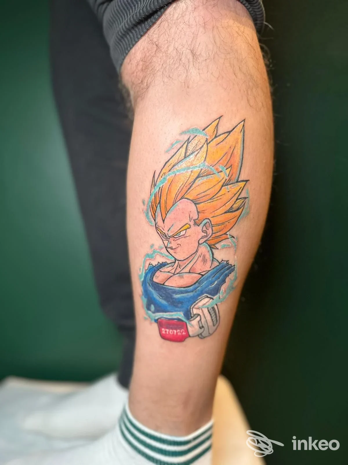Tatuaggio colorato in stile anime raffigurante un Super Saiyan sul polpaccio, realizzato da Kairos Tattoo Studio a Firenze.