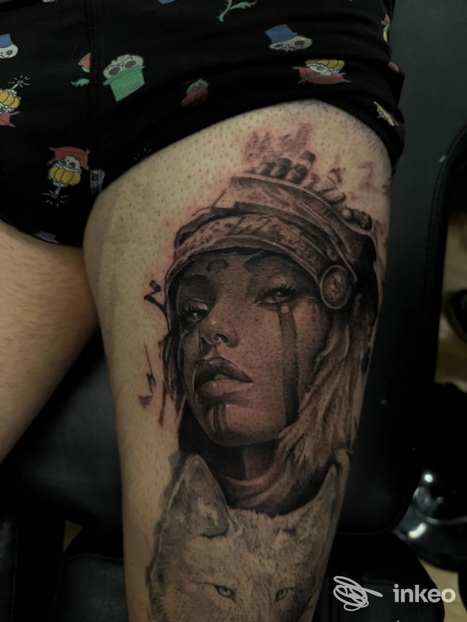 Tatuaggio realistico su coscia con ritratto femminile e muso di animale, lavoro di Lateral Thinking Tattoo & Piercing a Grosseto.