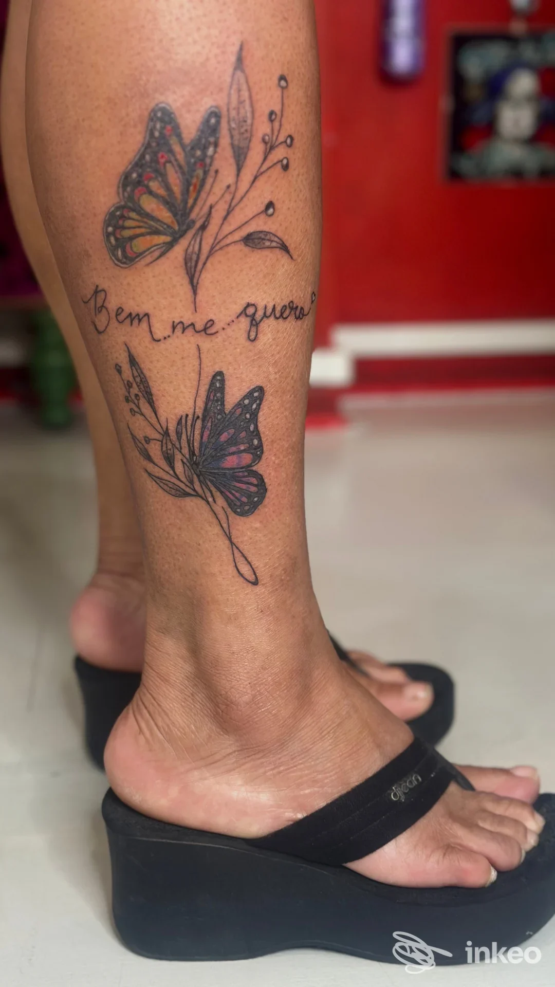 Polpaccio con due farfalle tatuate e la scritta 'Bem me quer', foto per Laurentattoo - Studio di Tatuaggi, Cecina.