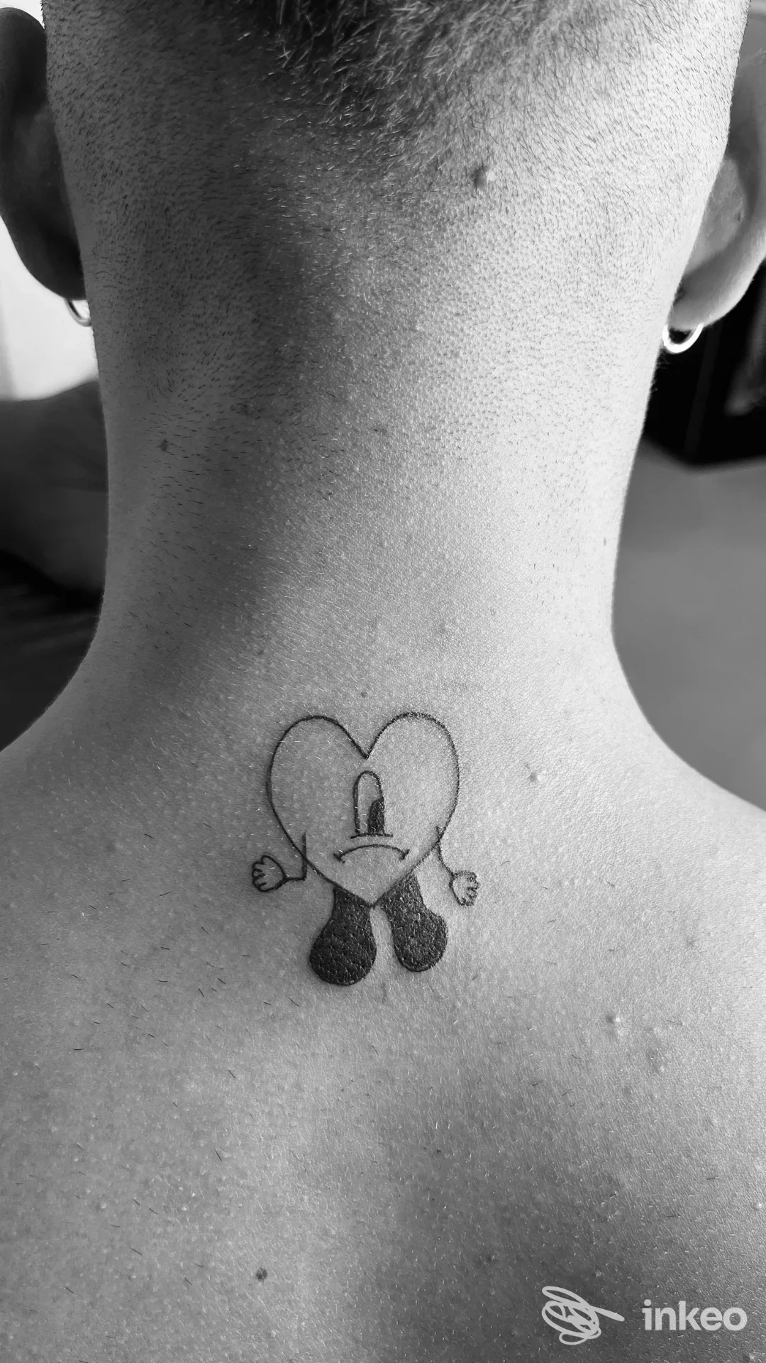 Tatuaggio a cuore in stile cartoon sul retro del collo, realizzato da Laurentattoo a Cecina.