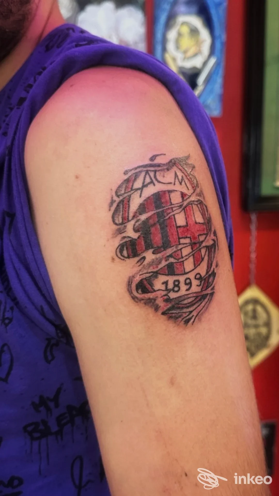 Foto di un tatuaggio sulla parte superiore del braccio: nastro con lettere e data '1899', scattata da Laurentattoo - Studio di Tatuaggi a Cecina.