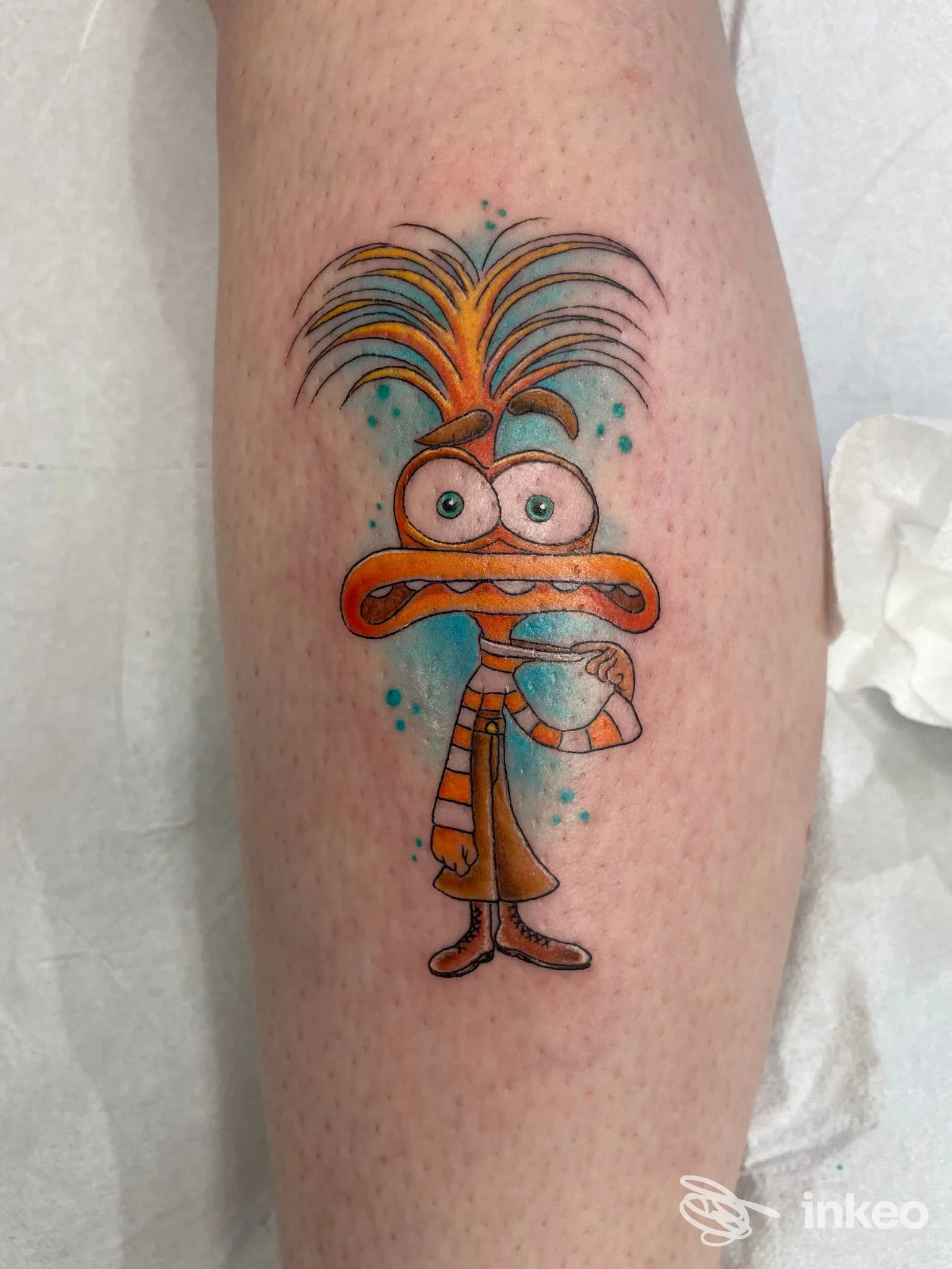 Tatuaggio colorato sul polpaccio raffigurante un personaggio in stile cartoon, realizzato da Liberty Ink Tattoo a Firenze.