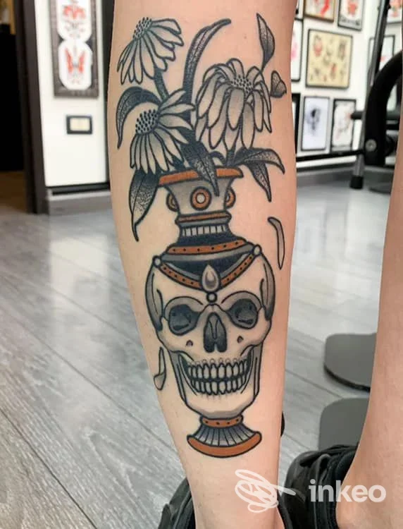 Tatuaggio su avambraccio raffigurante un vaso a forma di teschio con fiori; foto fornita da Luxury Tattoo, Grosseto.