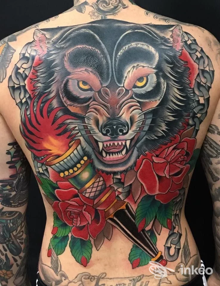 Tatuaggio grande di lupo, pugnale e rose sulla schiena di una persona, foto da Luxury Tattoo, Grosseto.