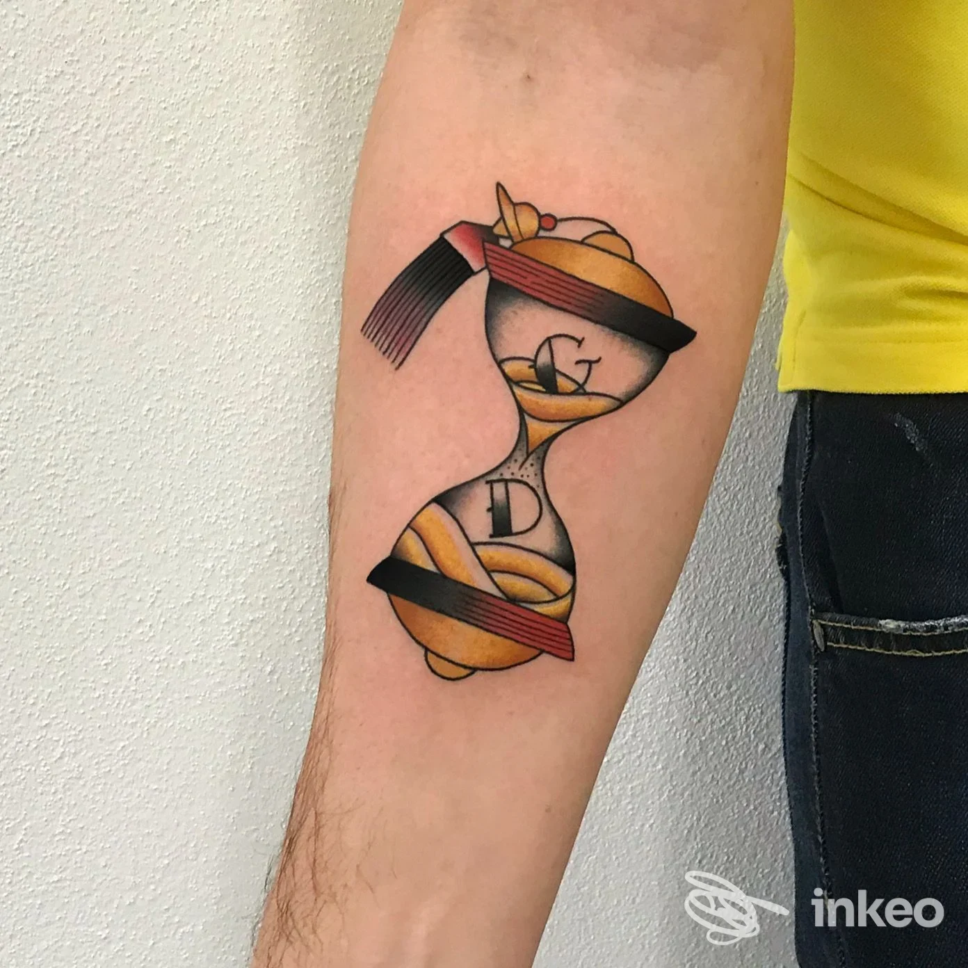 Tatuaggio stilizzato a clessidra sull'avambraccio, foto inviata da Malatinta Tattoo a Poggio Basso che mostra chiaramente il lavoro sulla pelle.