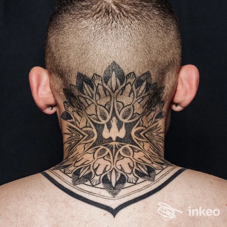 Vista posteriore di una nuca tatuata con motivo mandala, foto del lavoro eseguito da Nexus&Co. Tattoo Studio a Firenze, Legnaia.