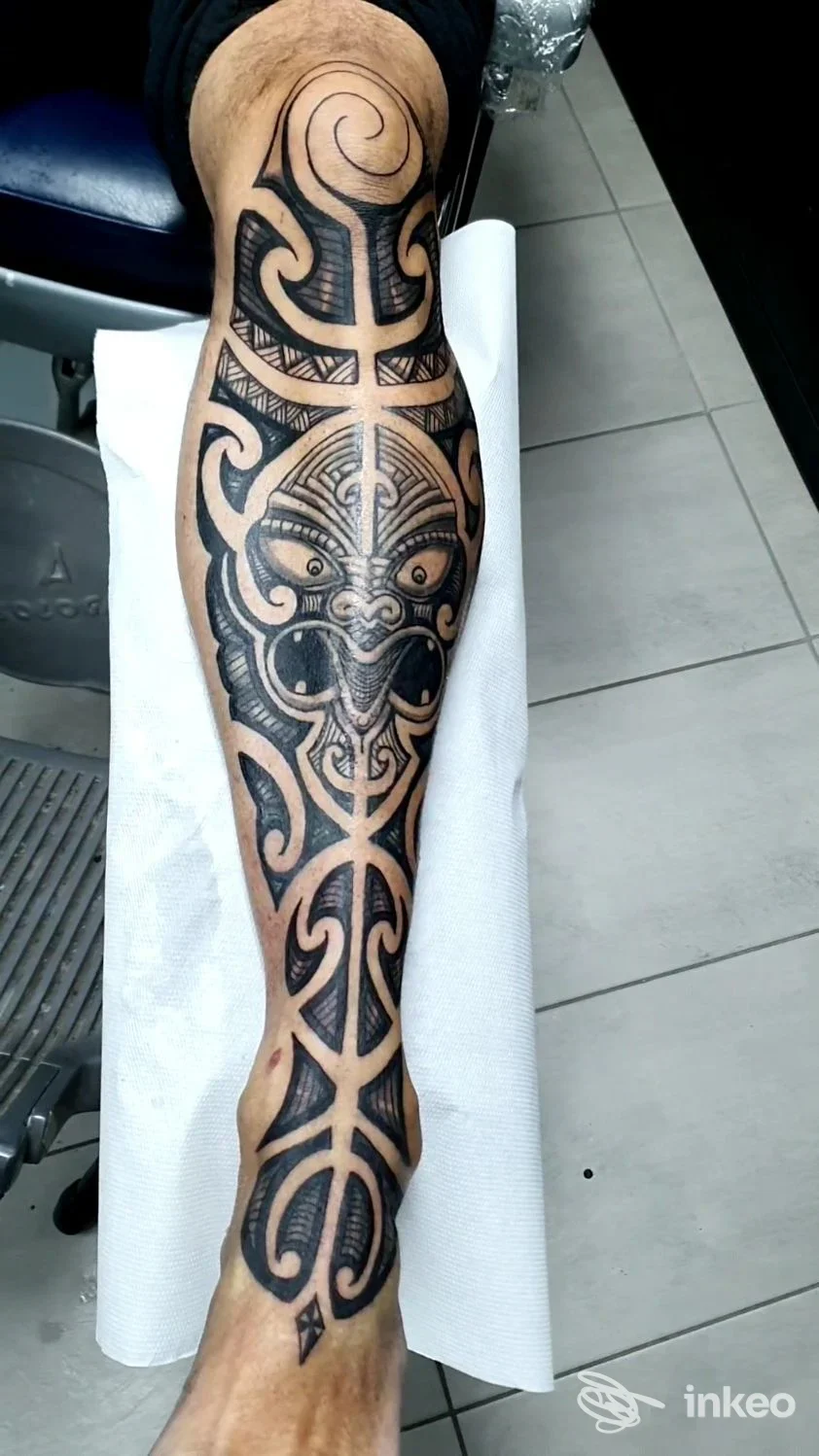 Gamba con grande tatuaggio tribale in nero, fotografia dallo studio Nexus Tattoo a Montespertoli.