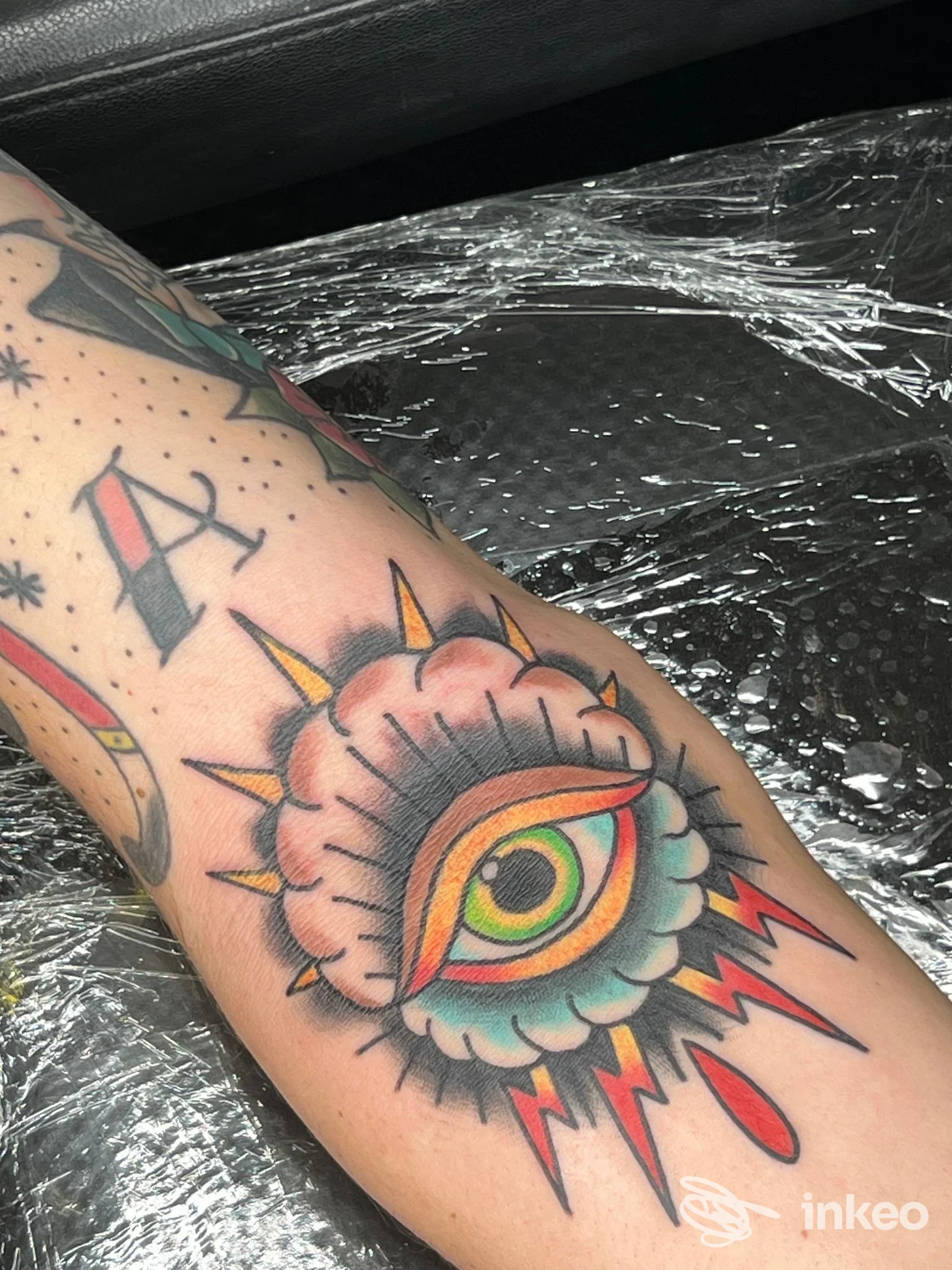 Tatuaggio colorato su avambraccio con occhio stilizzato e raggi, foto fornita da Malasangre tattoo, Livorno.