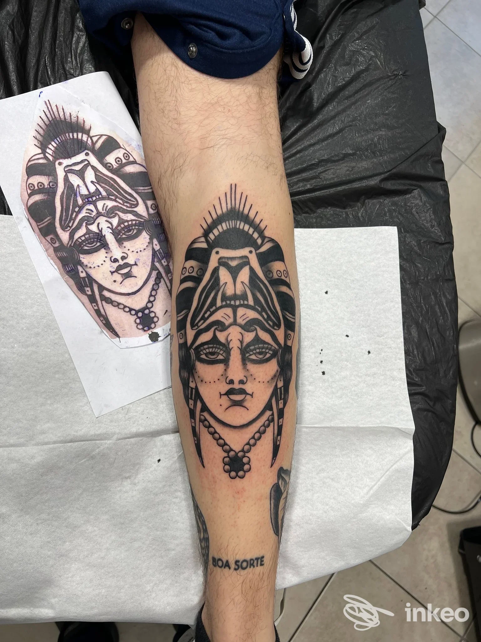 Tatuaggio in nero su avambraccio raffigurante volto femminile stilizzato. Reflex Ink Tattoo Studio, Monsummano Terme.