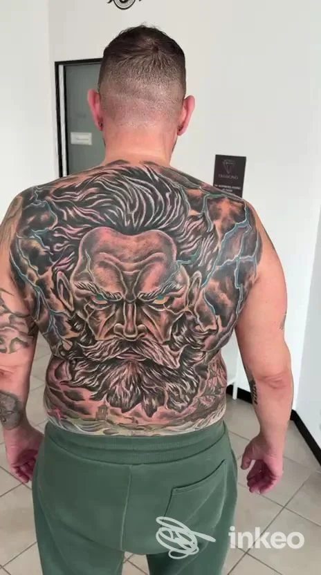 Grande tatuaggio sulla schiena che ritrae un volto barbut e fulmini, foto scattata nello studio Reflex Ink Tattoo Studio a Monsummano Terme.
