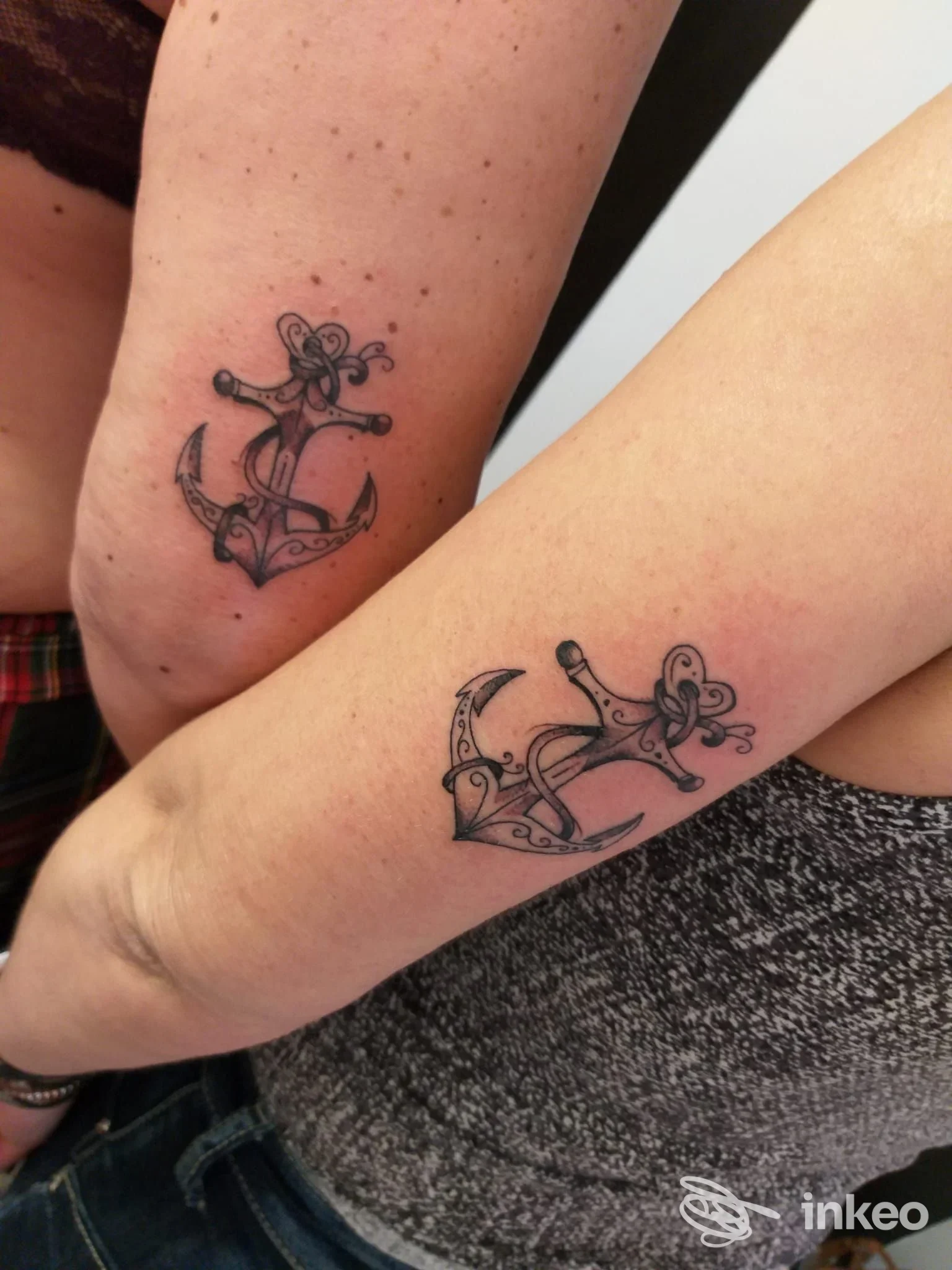Due ancore tatuate in nero sugli avambracci, foto del lavoro eseguito da Sisters Tattoo & Piercing a Fornaci di Barga.