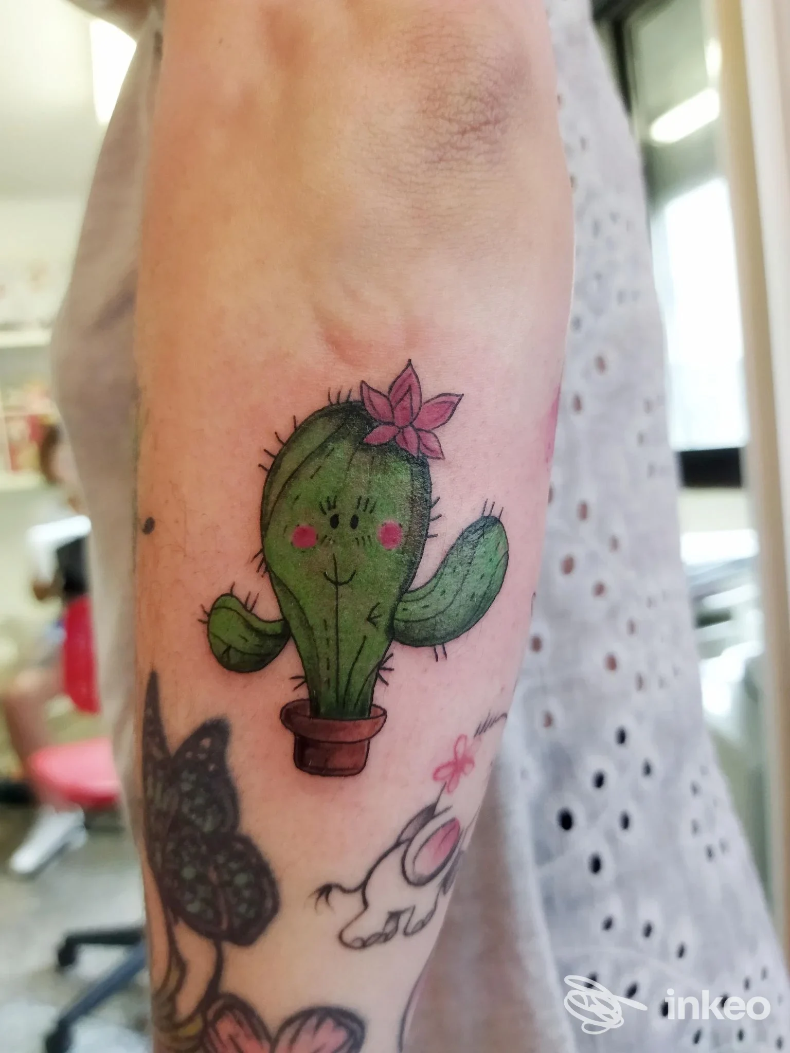 Tatuaggio a forma di cactus sorridente sull'avambraccio, foto dallo studio Sisters Tattoo & Piercing a Fornaci di Barga.