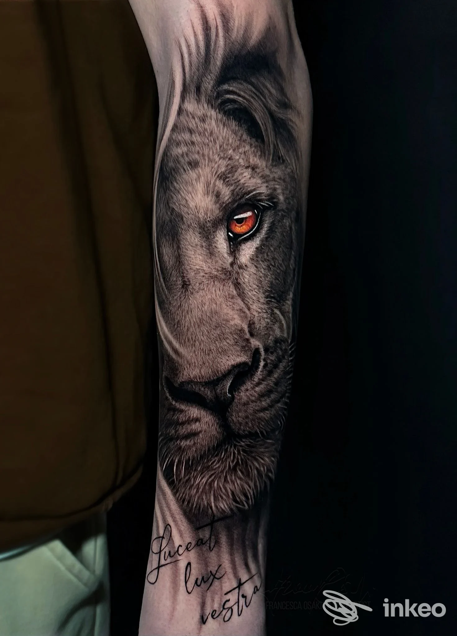 Tatuaggio realistico di una testa di leone sull'avambraccio, foto inviata da Panic Room Tattoo Studio, Grosseto.