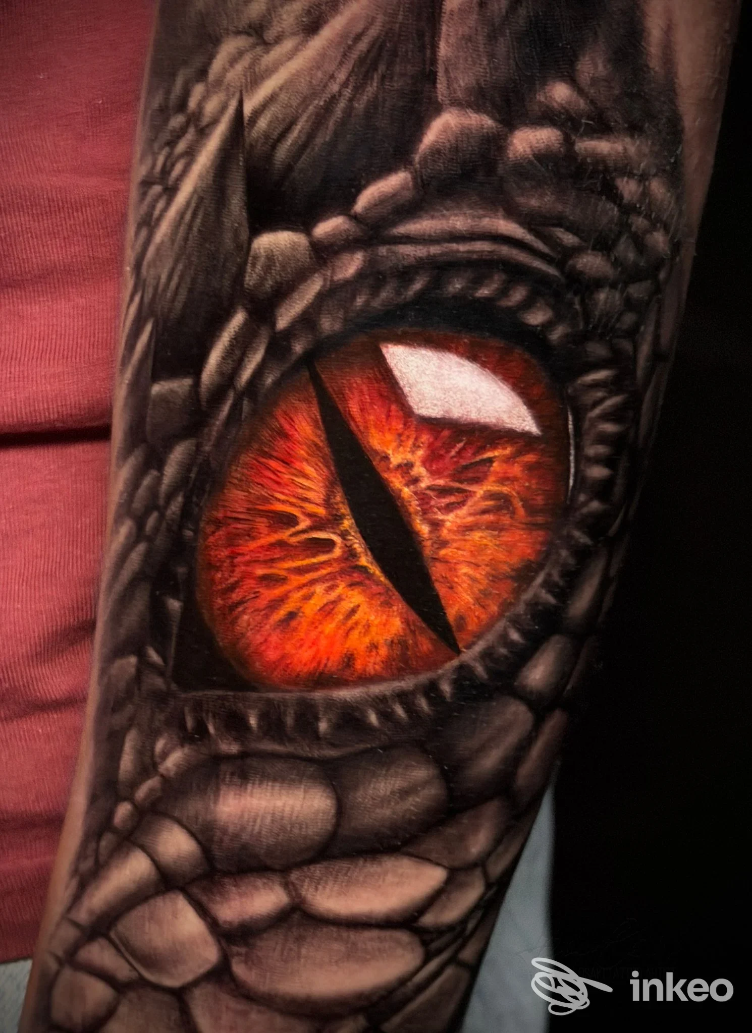 Tatuaggio realista di un occhio di rettile colorato sull'avambraccio, scatto portfolio di Panic Room Tattoo Studio, Grosseto.