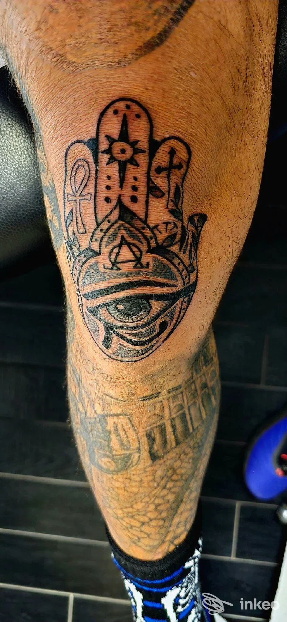 Tattoo Hamsa con occhio stilizzato sul polpaccio, fotografia dello studio Scripta Manent Tattoo Studio a Pisa.