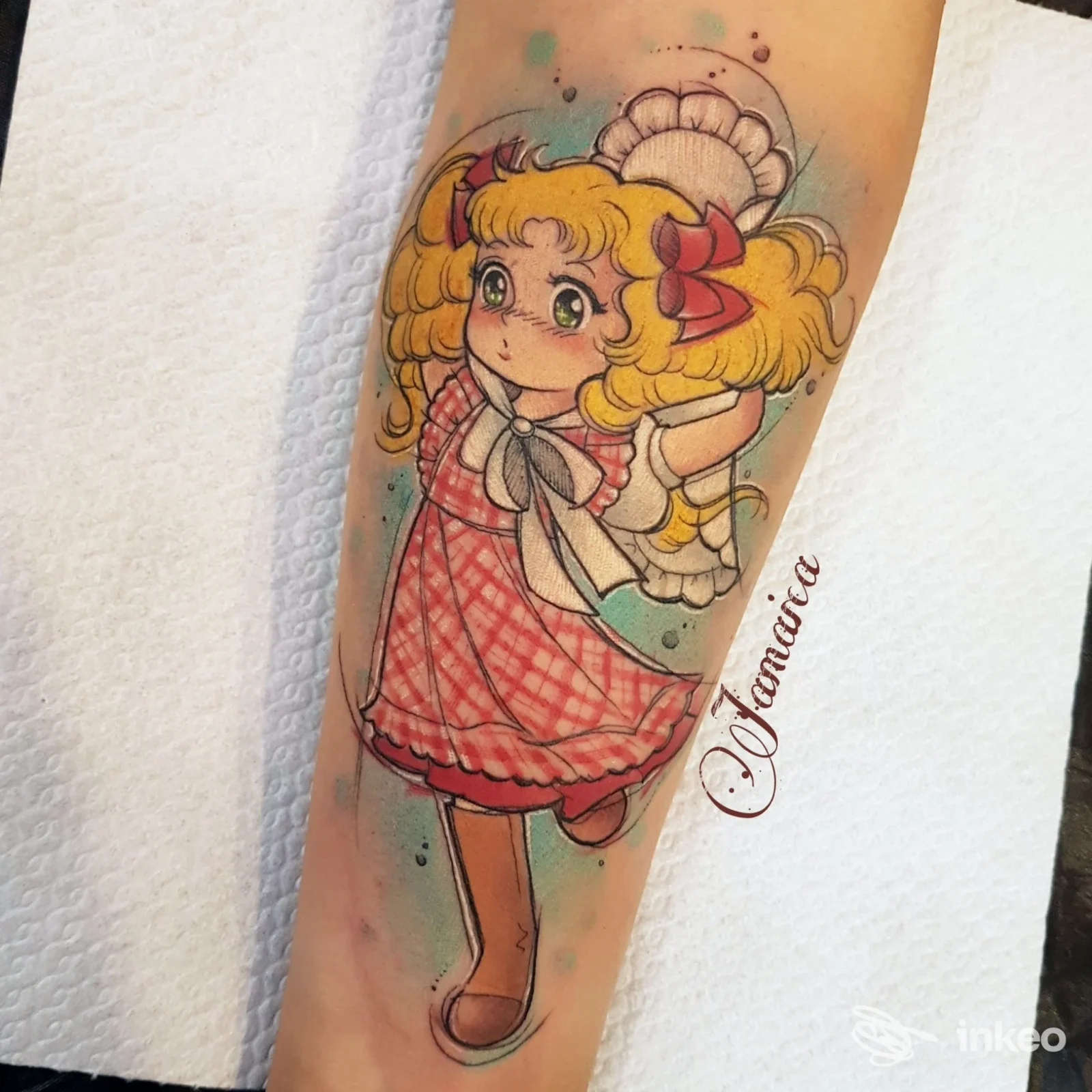 Tatuaggio colorato su avambraccio raffigurante una bambina in stile manga, foto fornita da Sweety J Tattoo, Grosseto.