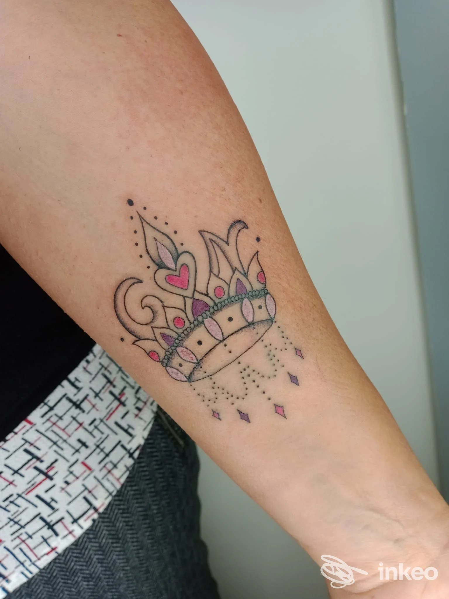 Tatuaggio a forma di corona sul davanti dell'avambraccio, foto realizzata per Sweety J Tattoo a Grosseto.
