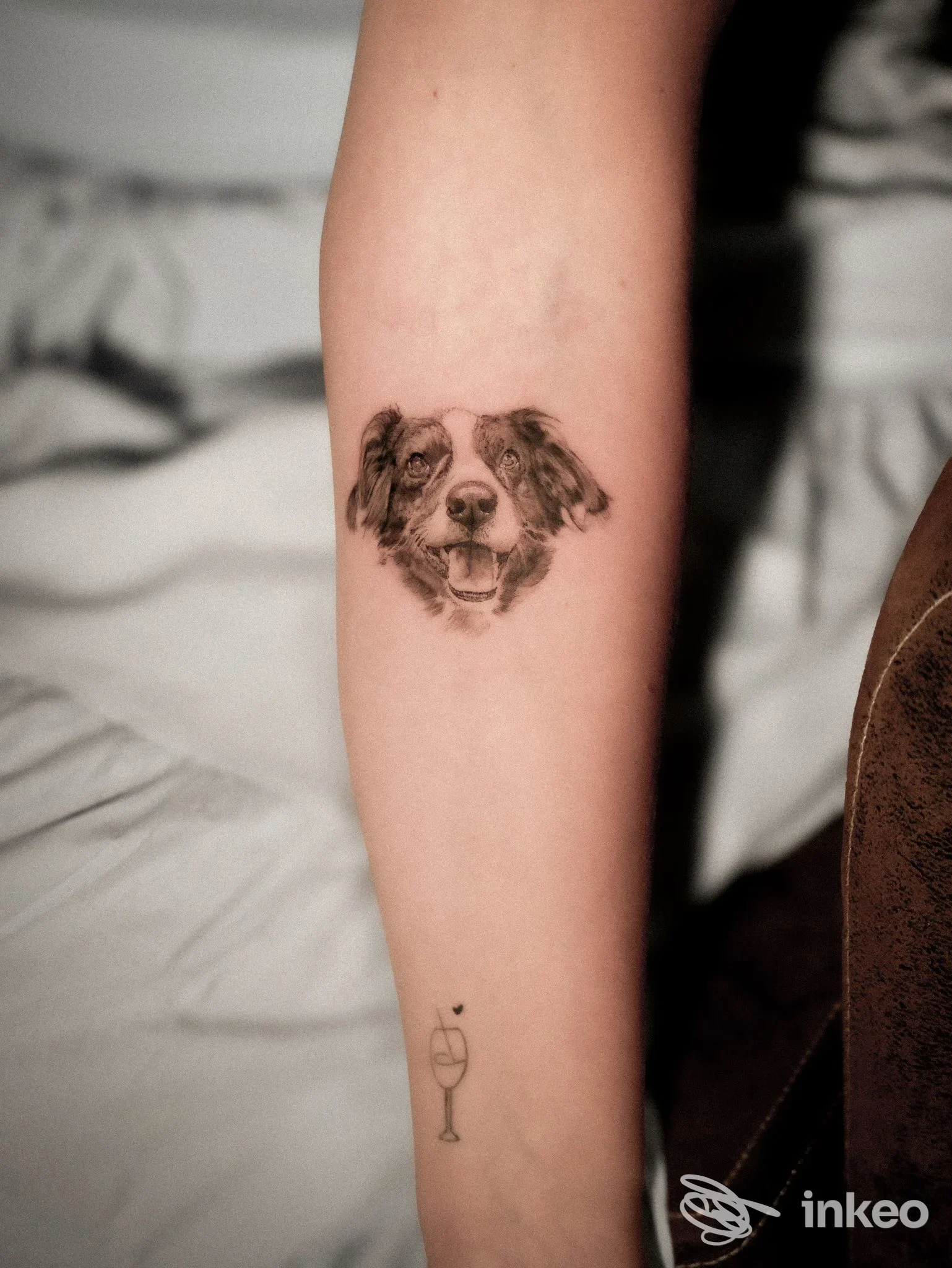 Tatuaggio di una testa di cane sull'avambraccio e piccolo bicchiere vicino al polso, immagine fornita da Tattoo 93/4, Massa.