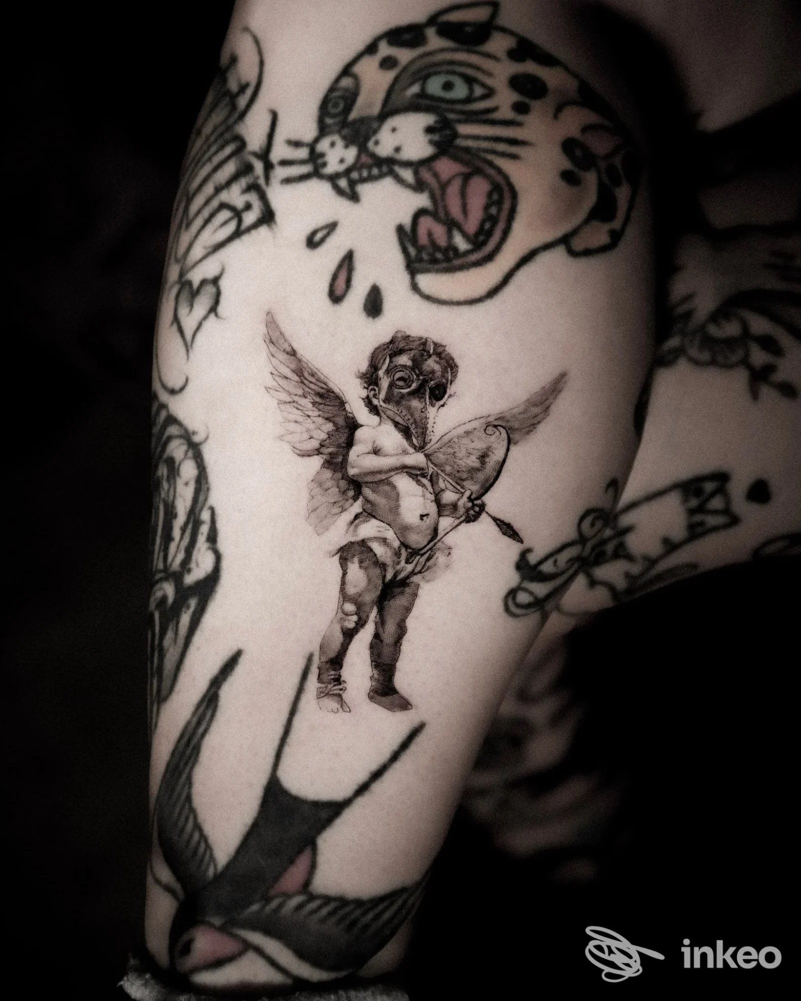 Piccolo cherubino tatuato sull'avambraccio con altri tatuaggi; Tattoo 93⁄4, Massa.
