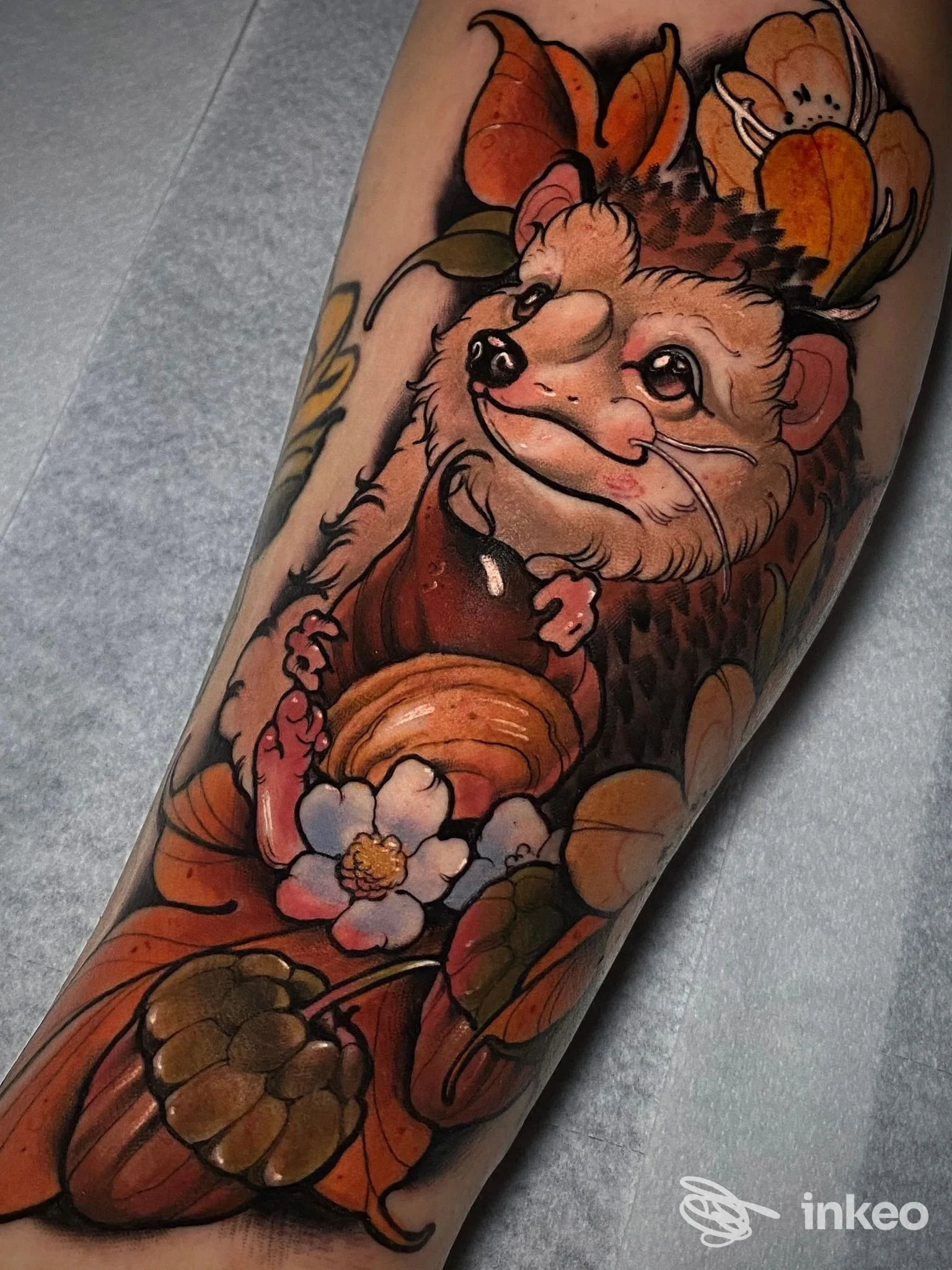 Tatuaggio colorato di un riccio con fiori sull'avambraccio, Tattooa - tatuaggi e piercing, Navacchio.