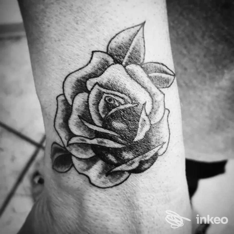 Tatuaggio a rosa in bianco e nero sul polso, Precious Buddha Tattoo Shop Pescia (Pescia).