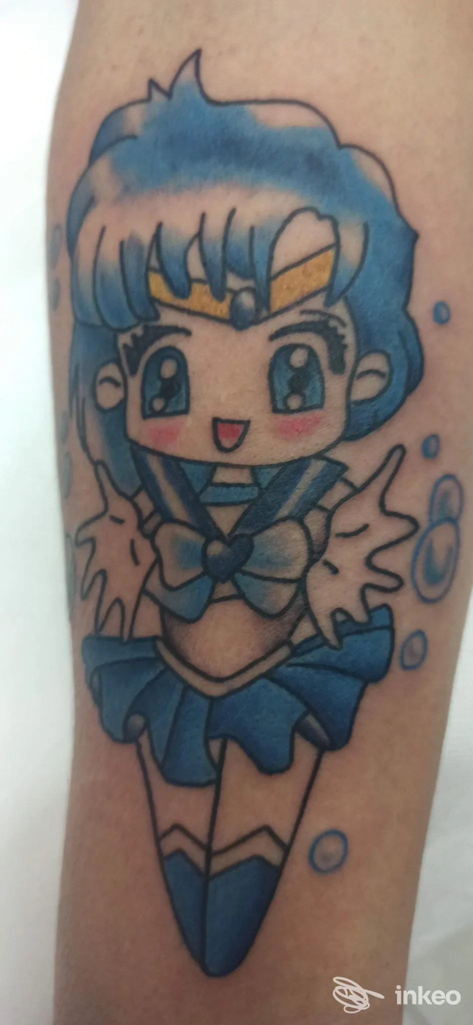 Tatuaggio colorato in stile chibi di personaggio su avambraccio, realizzato presso Tattoo Piercing Simona Leo Tattoo a Massa.